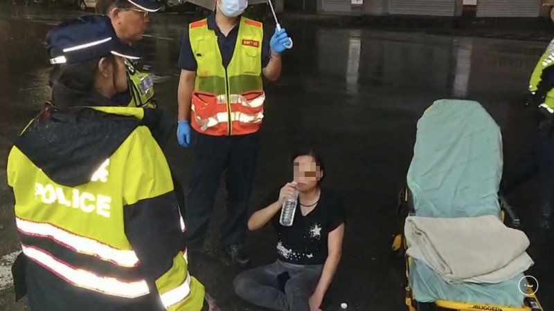 過程中女子不斷要求喝水。（民眾提供）