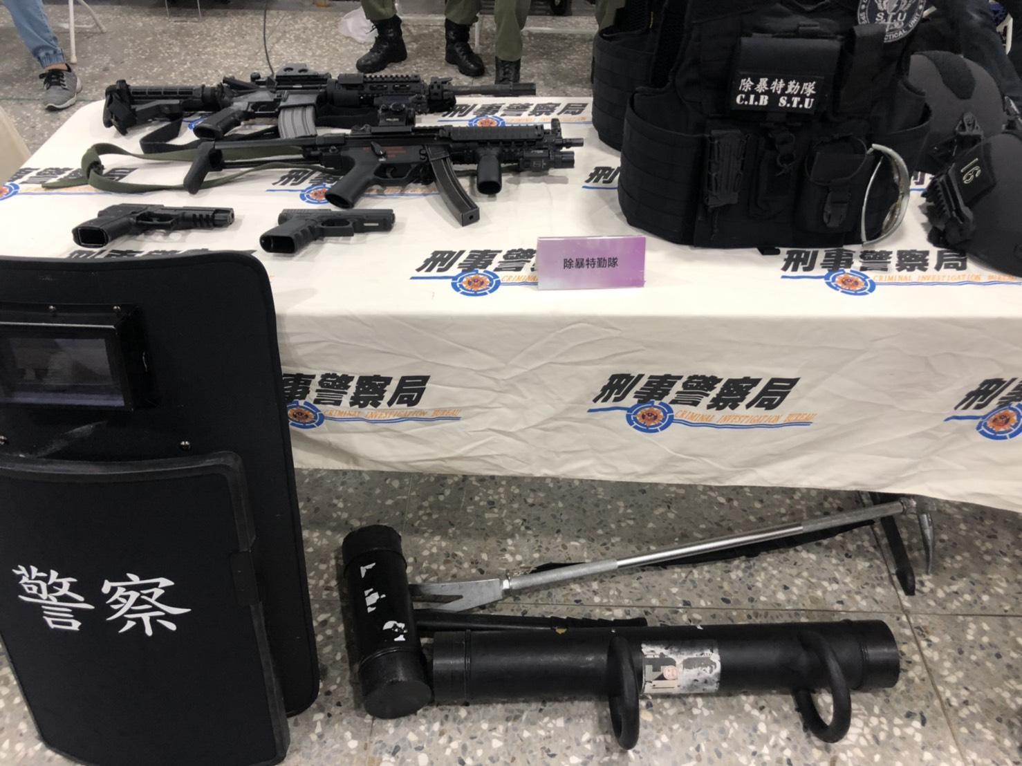 警政署展示除暴特勤隊裝備。（翻攝畫面）