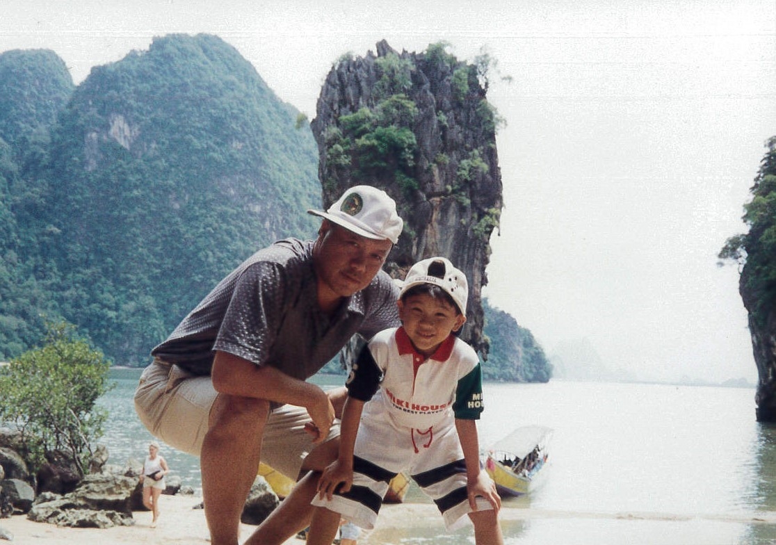 資深綜藝製作人王鈞（左）與童年時代可愛的寶貝兒子王鼎霖。（王鈞提供）