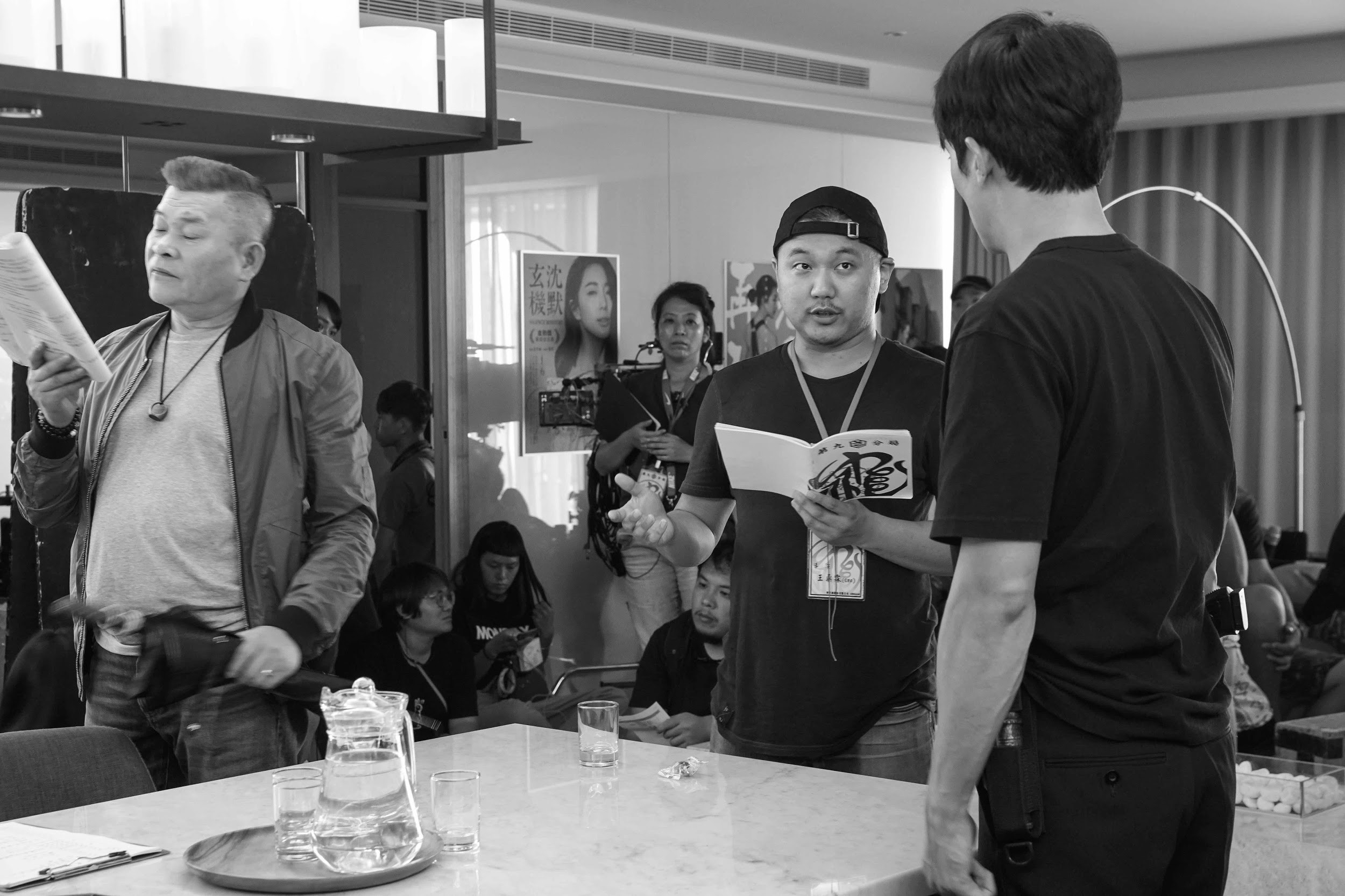 王鼎霖(中)初執導筒,細心與演員澎恰恰(左)、邱澤溝通,並確實掌控進度和預算。(甲上提供)