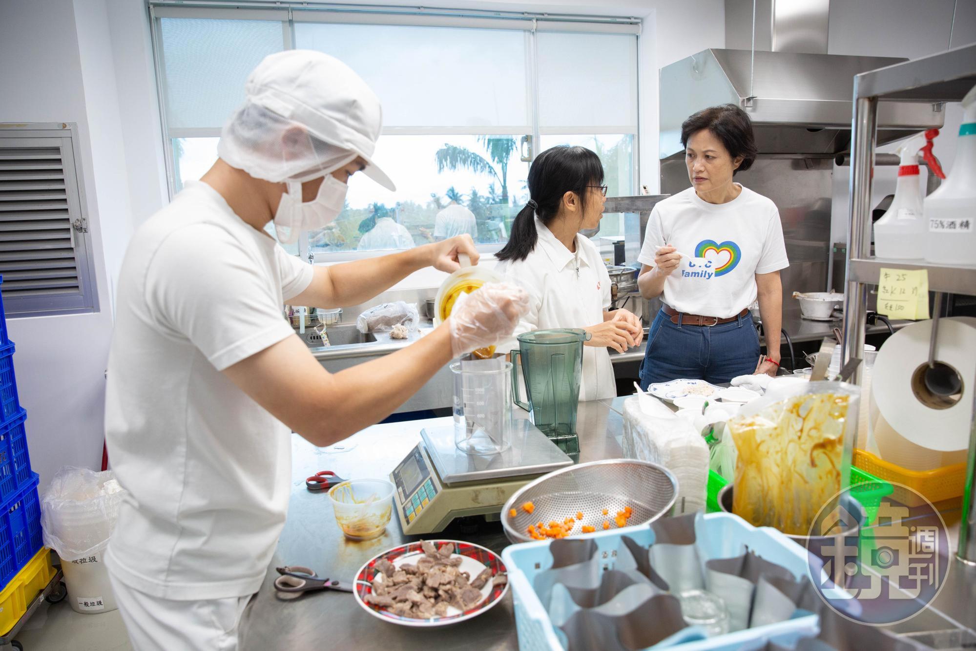 聯夏食品除了開發一般調理食品,林慧美(右)也鼓勵團隊切入銀髮友善食品市場。