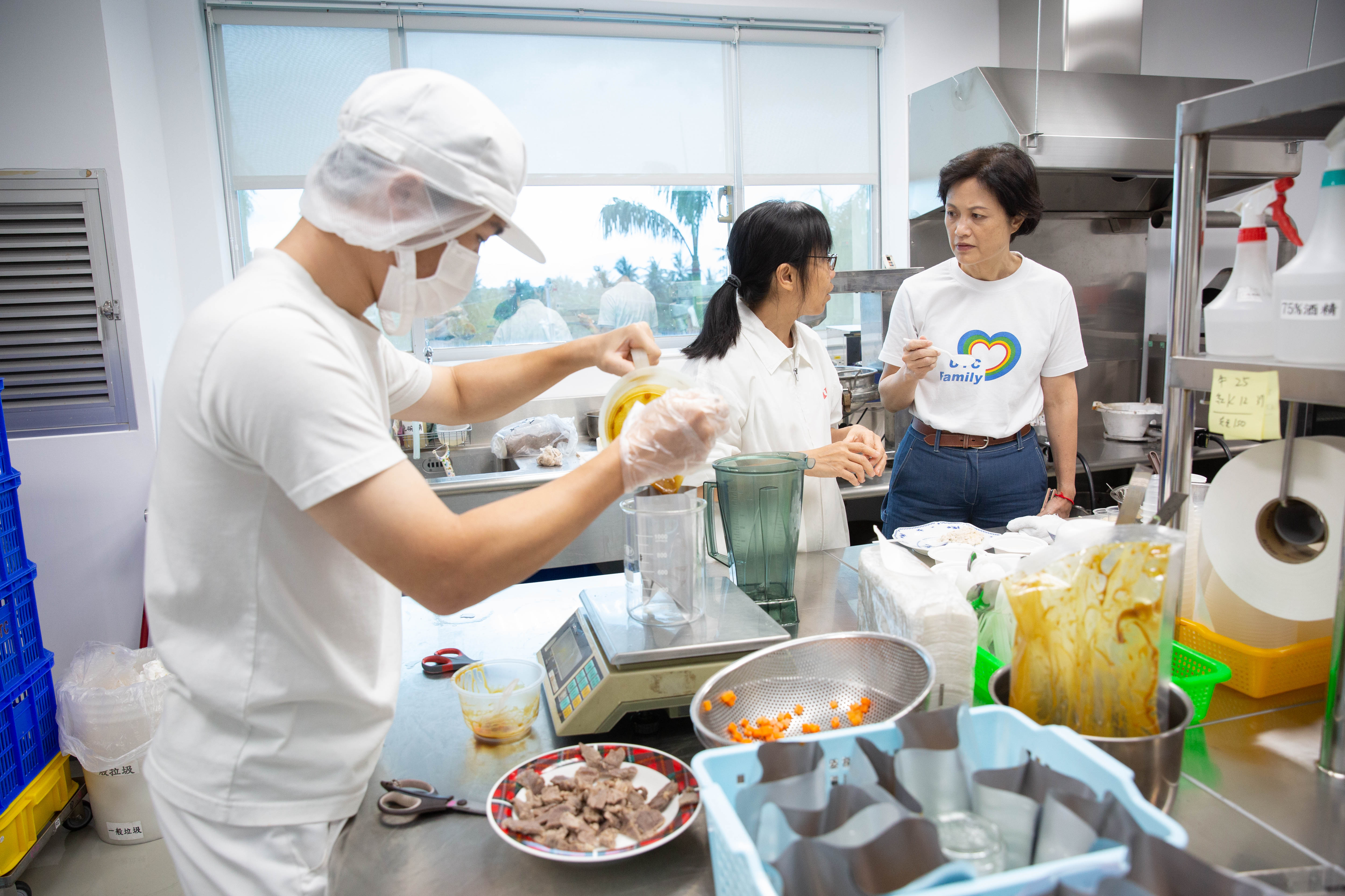 聯夏食品除了開發一般調理食品，林慧美（右）也鼓勵團隊切入銀髮友善食品市場。