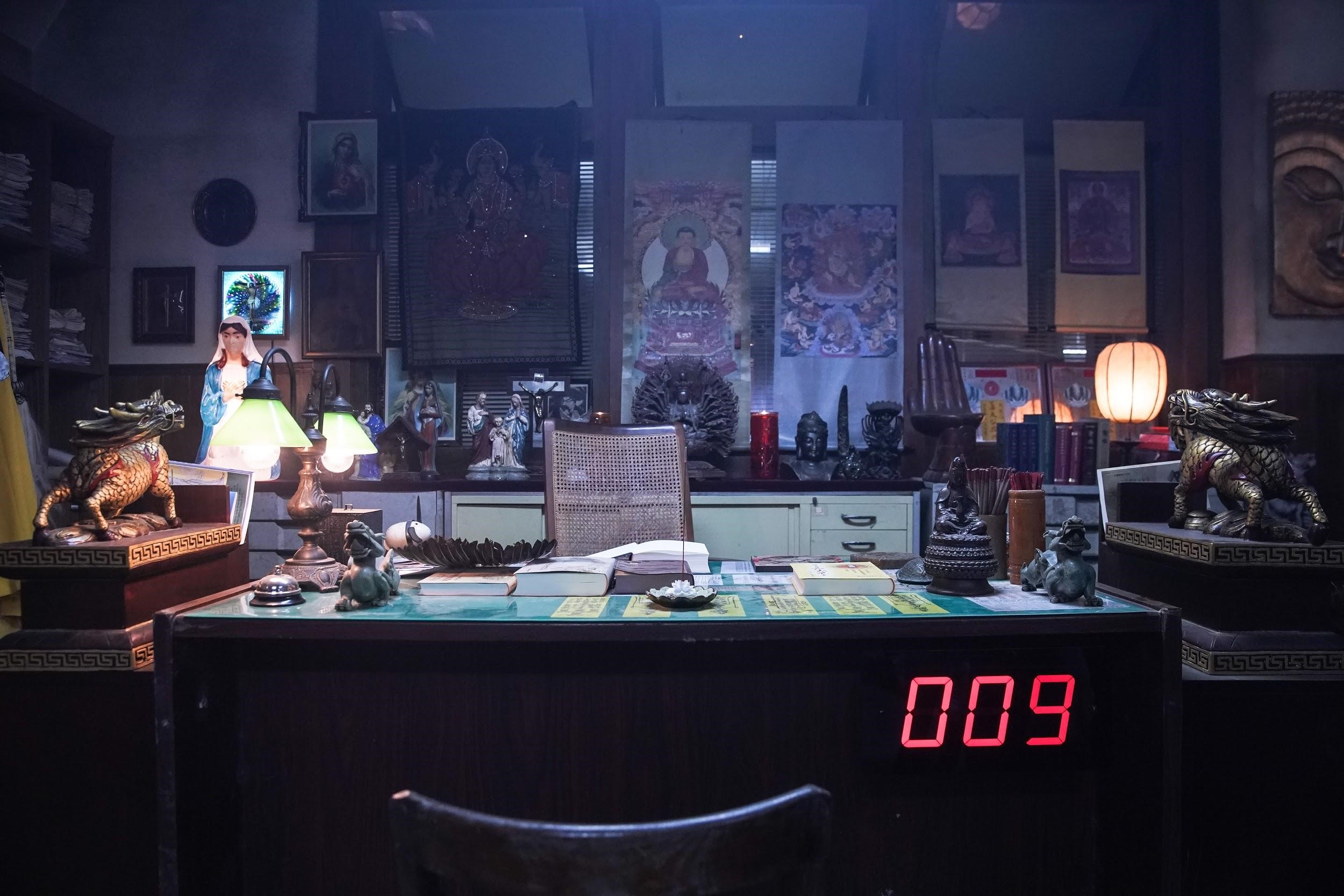 為了營造恐怖氣氛，拍片場景的陳設與道具都經由美術指導楊傳信設計打造。（甲上提供）