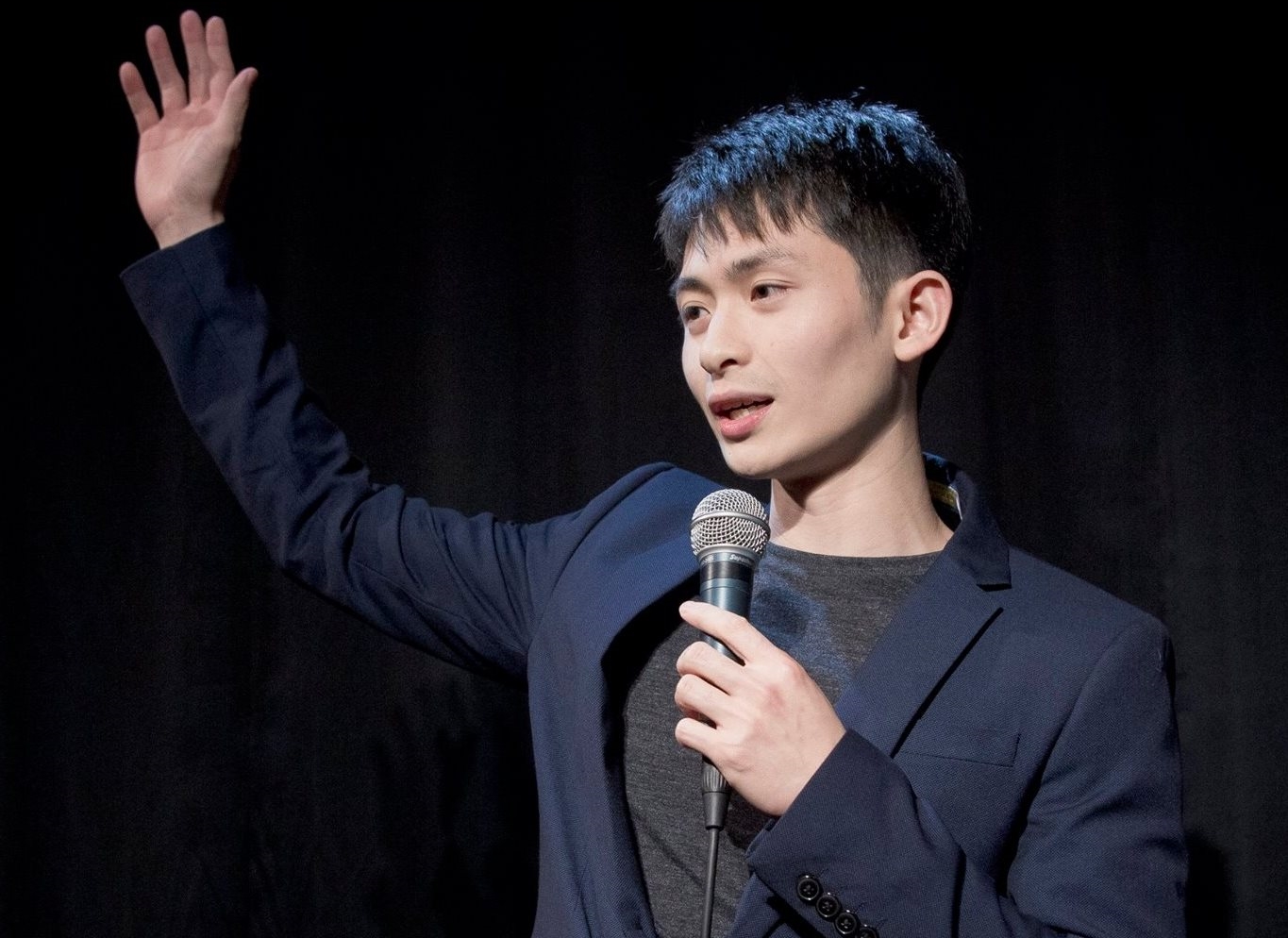 博恩今日終於在臉書po文道歉，並宣布《夜夜秀》第4季開始，公司將會徵求新主持人。（翻攝自《博恩站起來！》臉書粉專）