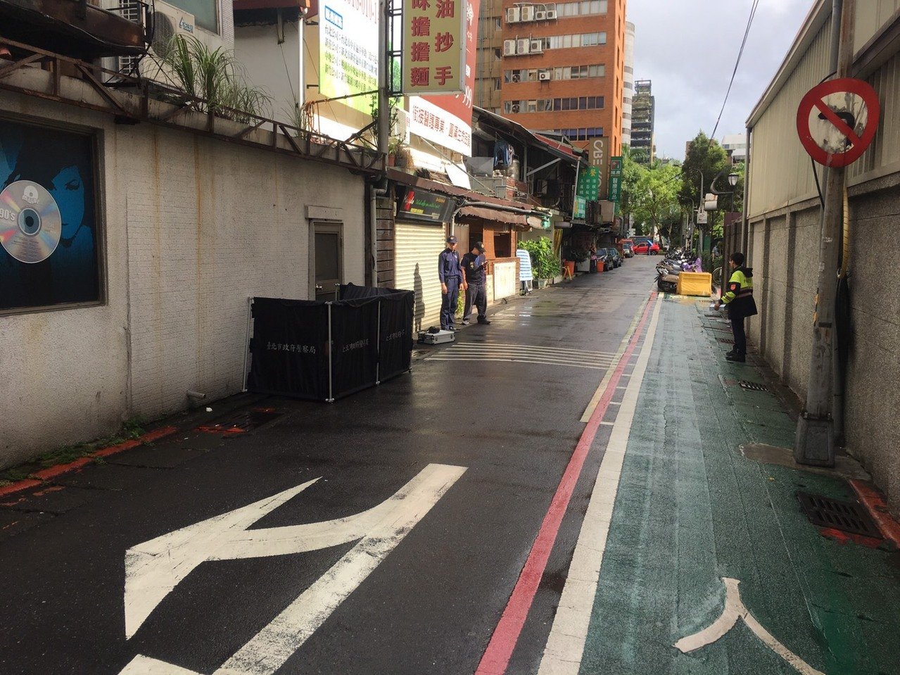 民眾發現仁愛醫院旁有一具死嬰屍體，趕緊報警。（翻攝畫面）