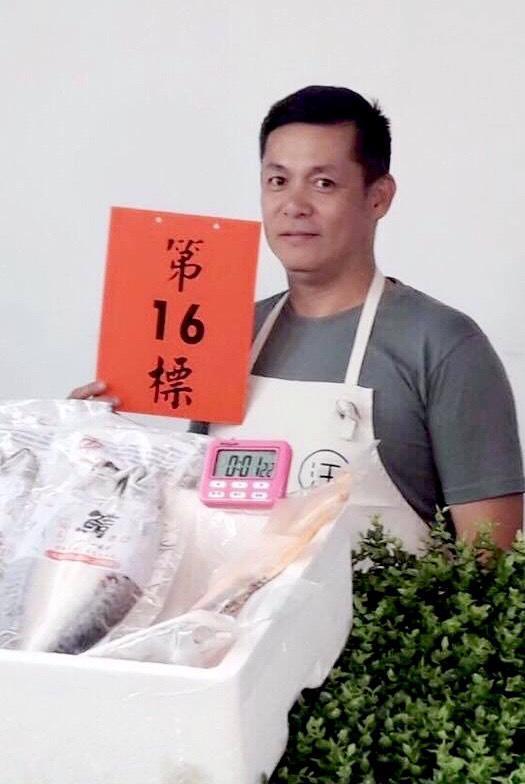 汪建民除了拍戲、上通告，也接直播販賣商品。（翻攝自汪建民臉書）