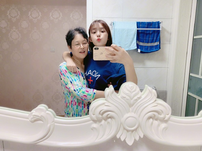 林允去年貼出與媽媽的合照，但就在一個多月前也有人爆料疑似林媽媽也棄養貓。（翻攝林允微博）