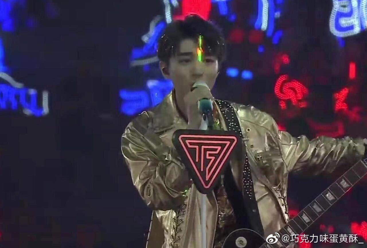 TFBOYS演唱會上發生小差曲，有歌迷那雷射筆干擾王俊凱表演。（翻攝自巧克力味蛋黃酥微博）