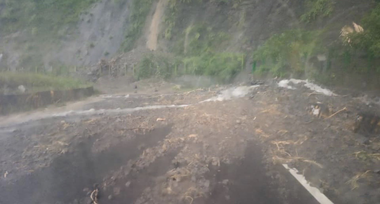通往桃源區甲仙的道路因暴雨出現土石流。（高市府提供）