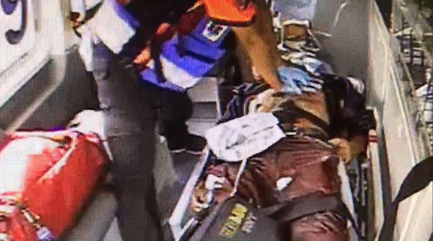 救護車緊急將中槍患者送醫，並施以CPR急救。（翻攝畫面）