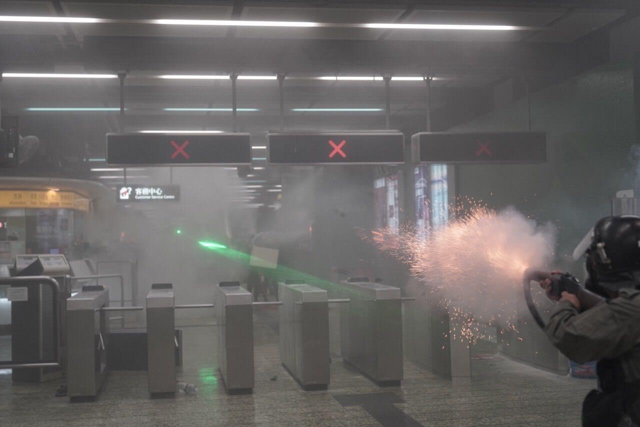 香港鎮暴警察昨晚追入地鐵站,竟朝著站內施放催淚彈。(翻攝自Felix.image)