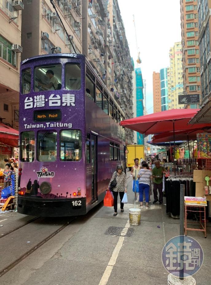 北角遊客最愛打卡的景點是春秧街，叮叮車穿過傳統市場。