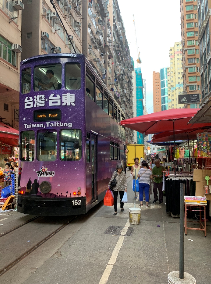 北角遊客最愛打卡的景點是春秧街，叮叮車穿過傳統市場。