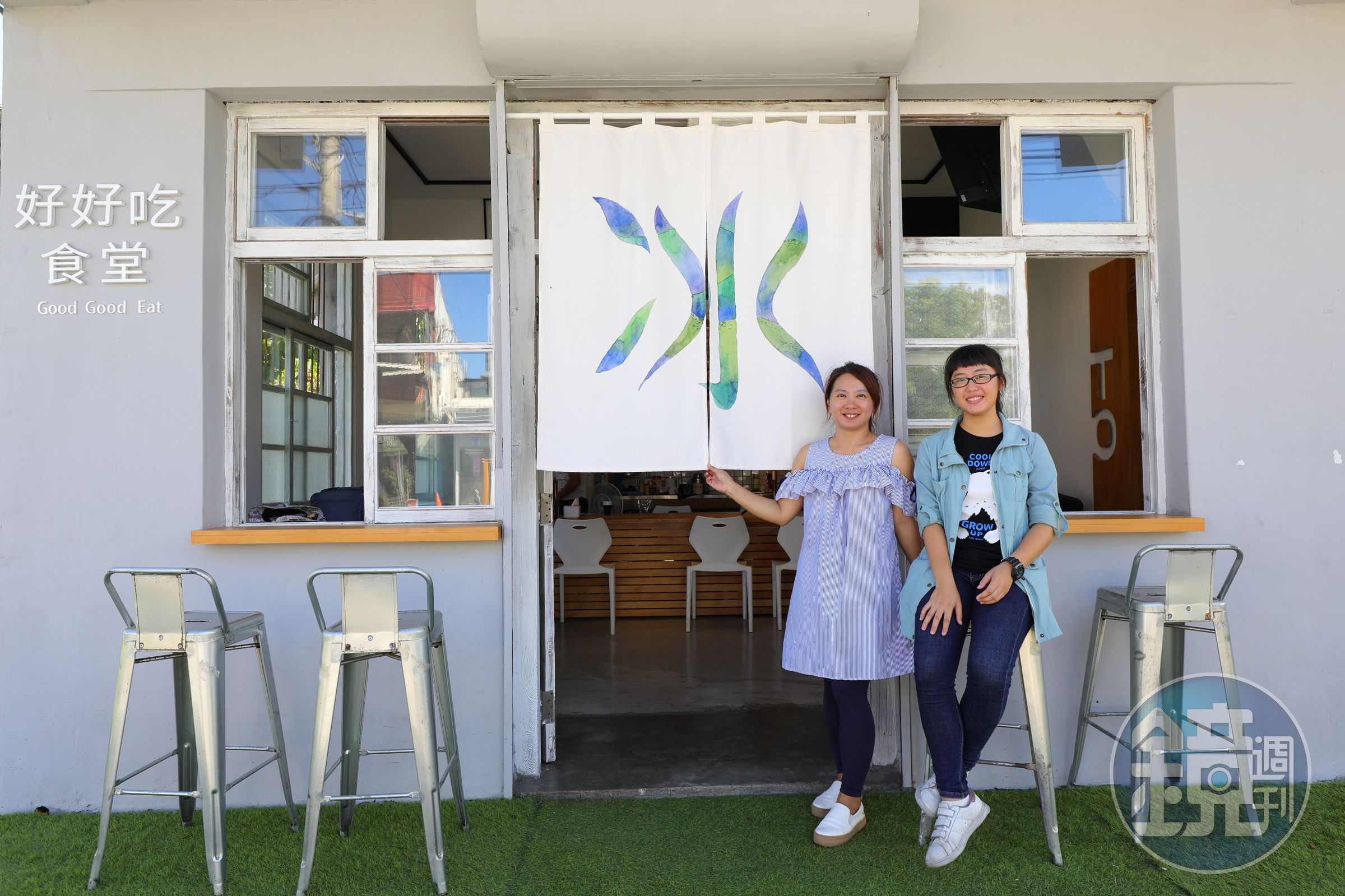 「好好吃食堂」店長lulu（左）與小幫手胡軒寧（右）一來就愛上新城小村與小球員。