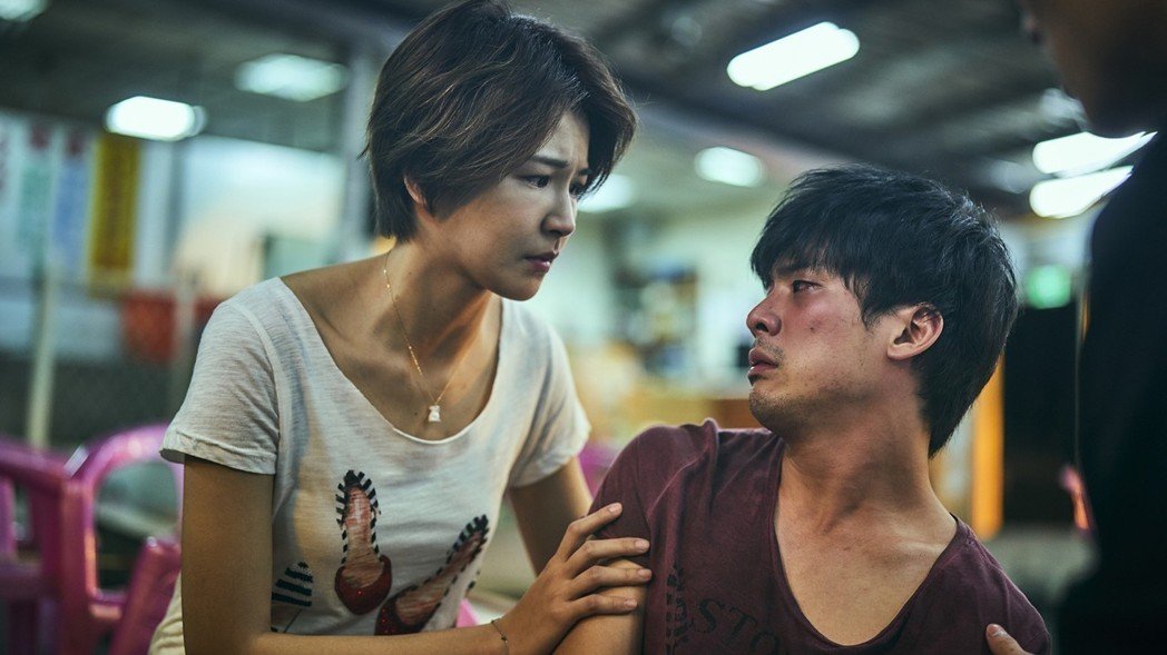 電視劇《我們與惡的距離》主角應思聰（右）因妄想、幻聽症狀，深受思覺失調症所苦，引發關注。（公視提供）