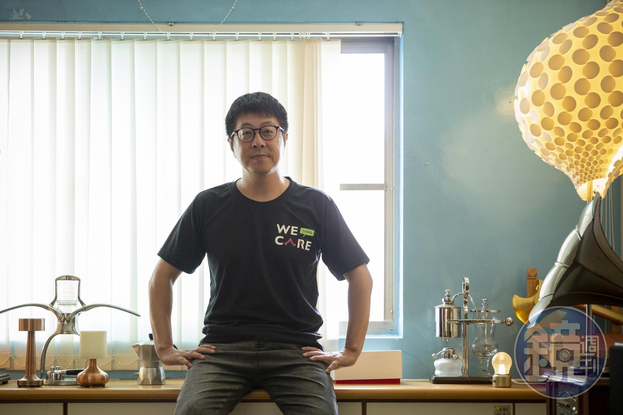 尹立出身底層,從小家裡堆滿雜物,而現在的研究室裡擺滿簡約設計的產品。