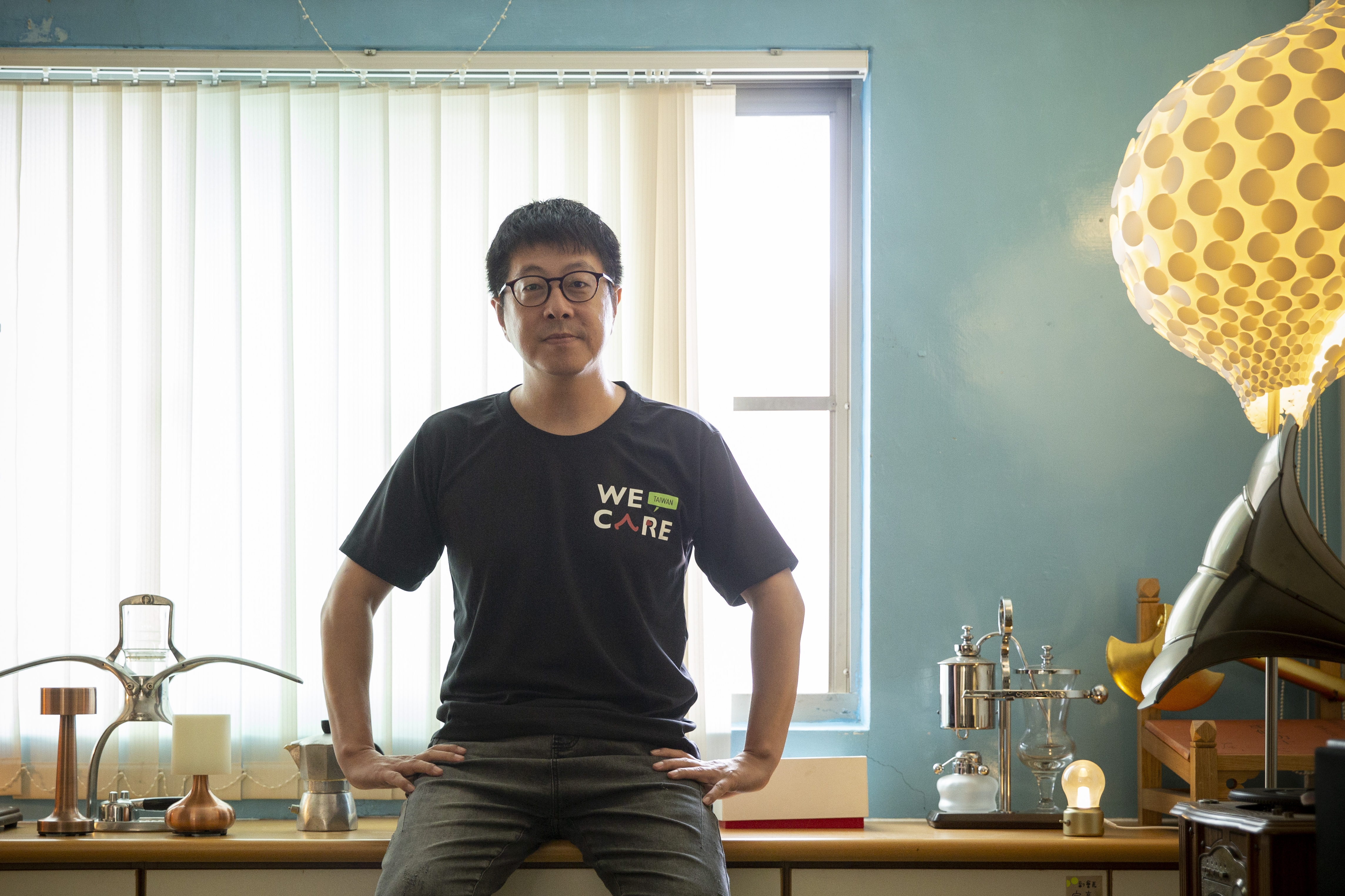 尹立出身底層，從小家裡堆滿雜物，而現在的研究室裡擺滿簡約設計的產品。