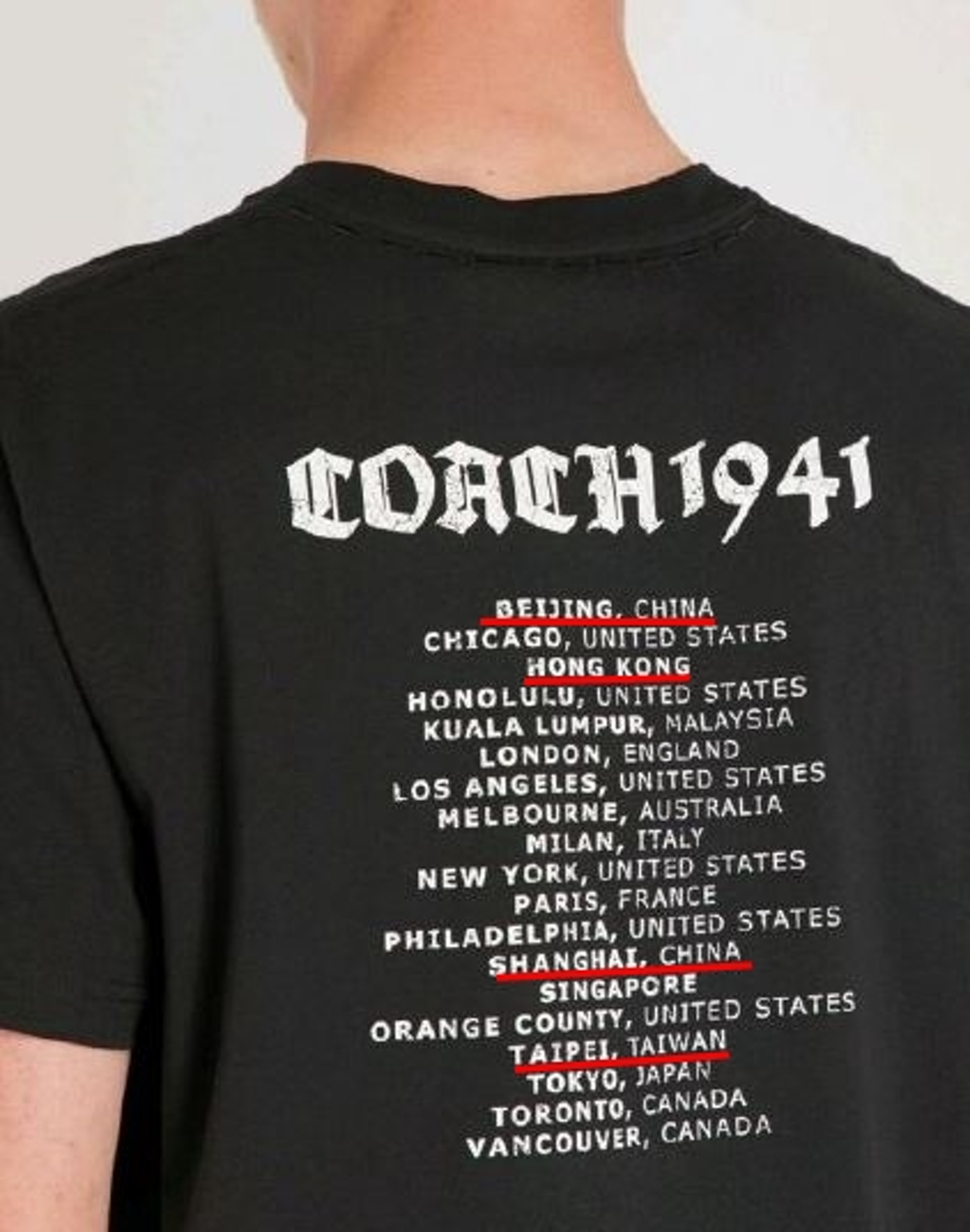 這次的T-shirt其實已經斷貨，還是被中國網友翻出來，稱CAOCH嚴重傷害中國國家主權。（翻攝自微博）