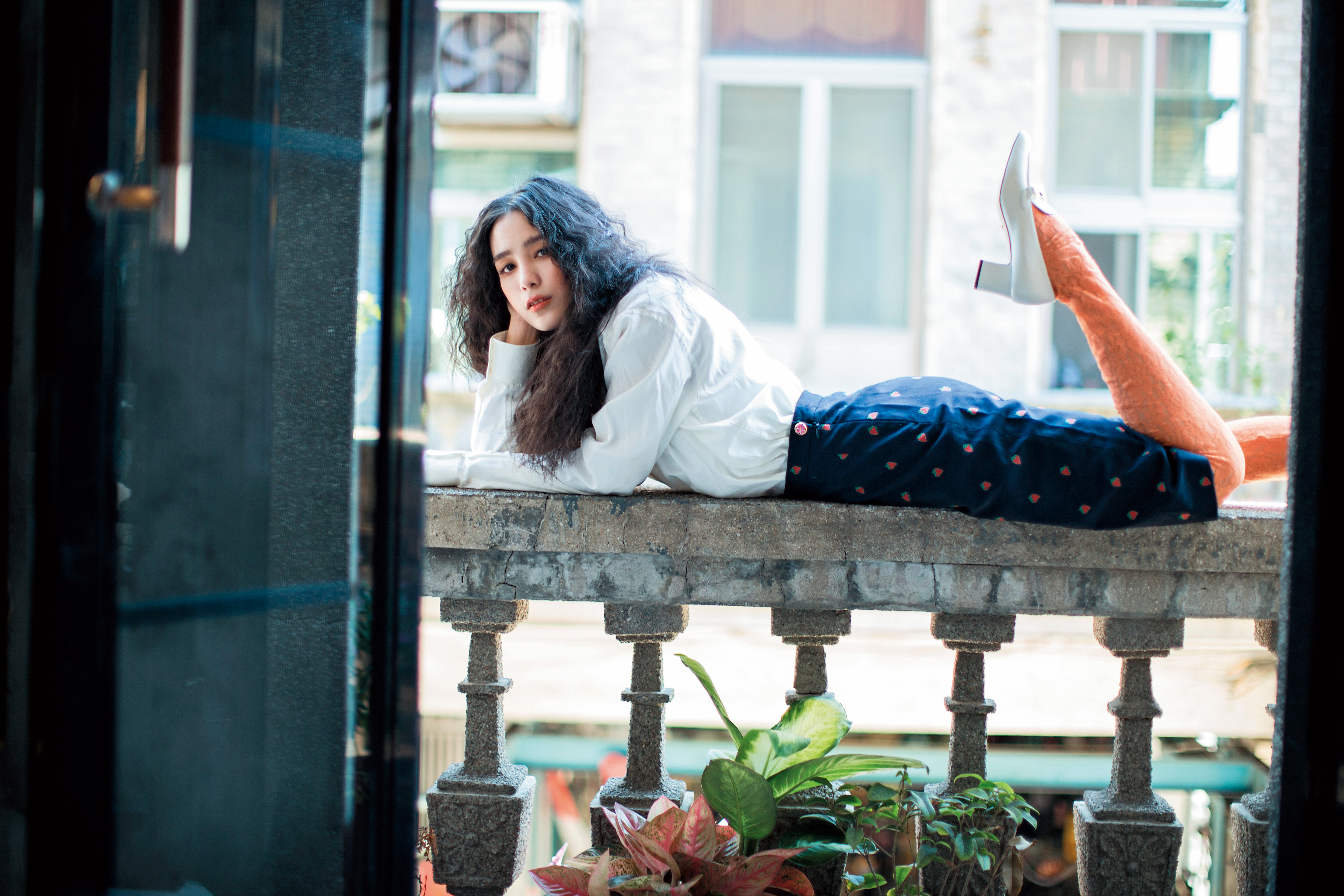 温貞菱不愛被束縛，拍照時她突如其來爬到陽台欄杆上，但表情仍是沒什麼似的寧定。