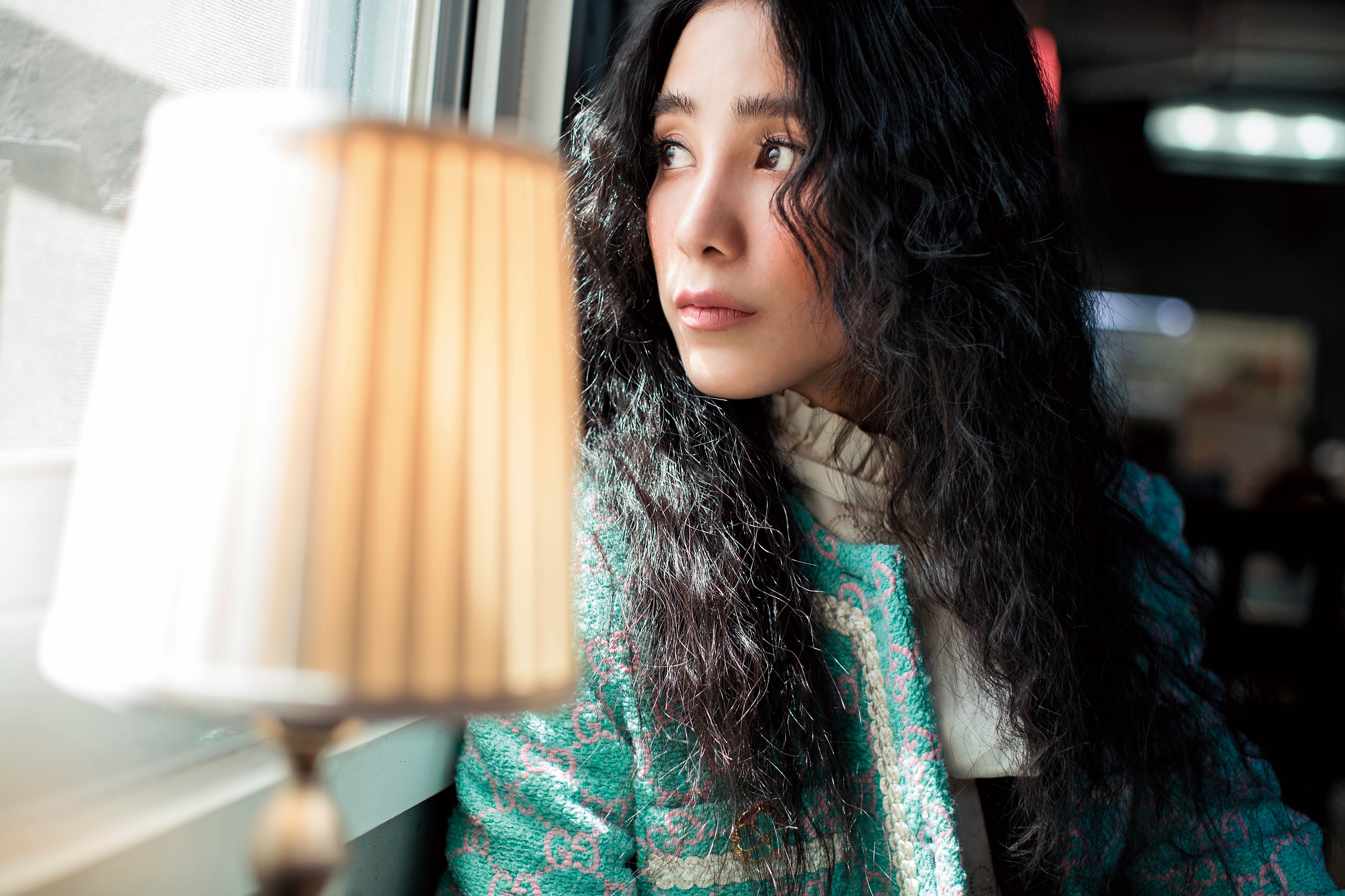 喜歡帶著愛去提問，也說自己是帶著愛去冒險，温貞菱身上有天真與入世的性格混揉。