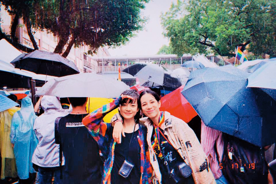 温貞菱（右）支持同婚，在今年立院通過同婚法案的那一天，她在外頭集會與姚愛寗（左）淋得全身濕。（翻攝自温貞菱臉書）
