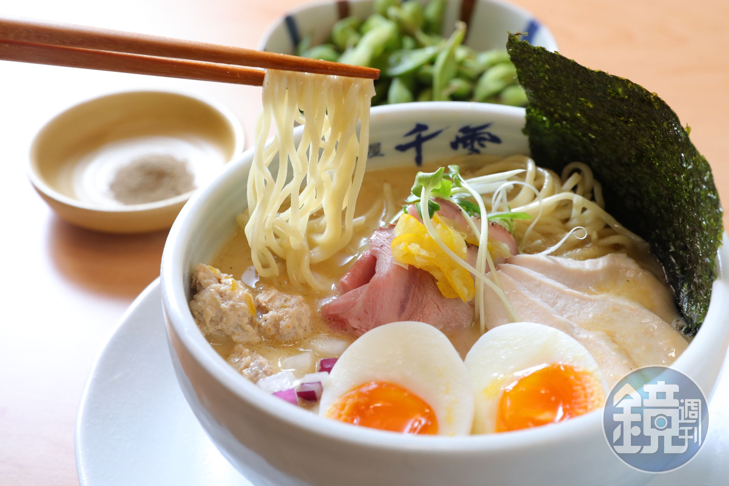 「麵屋千雲」主打日本濃郁風味的雞白湯拉麵。