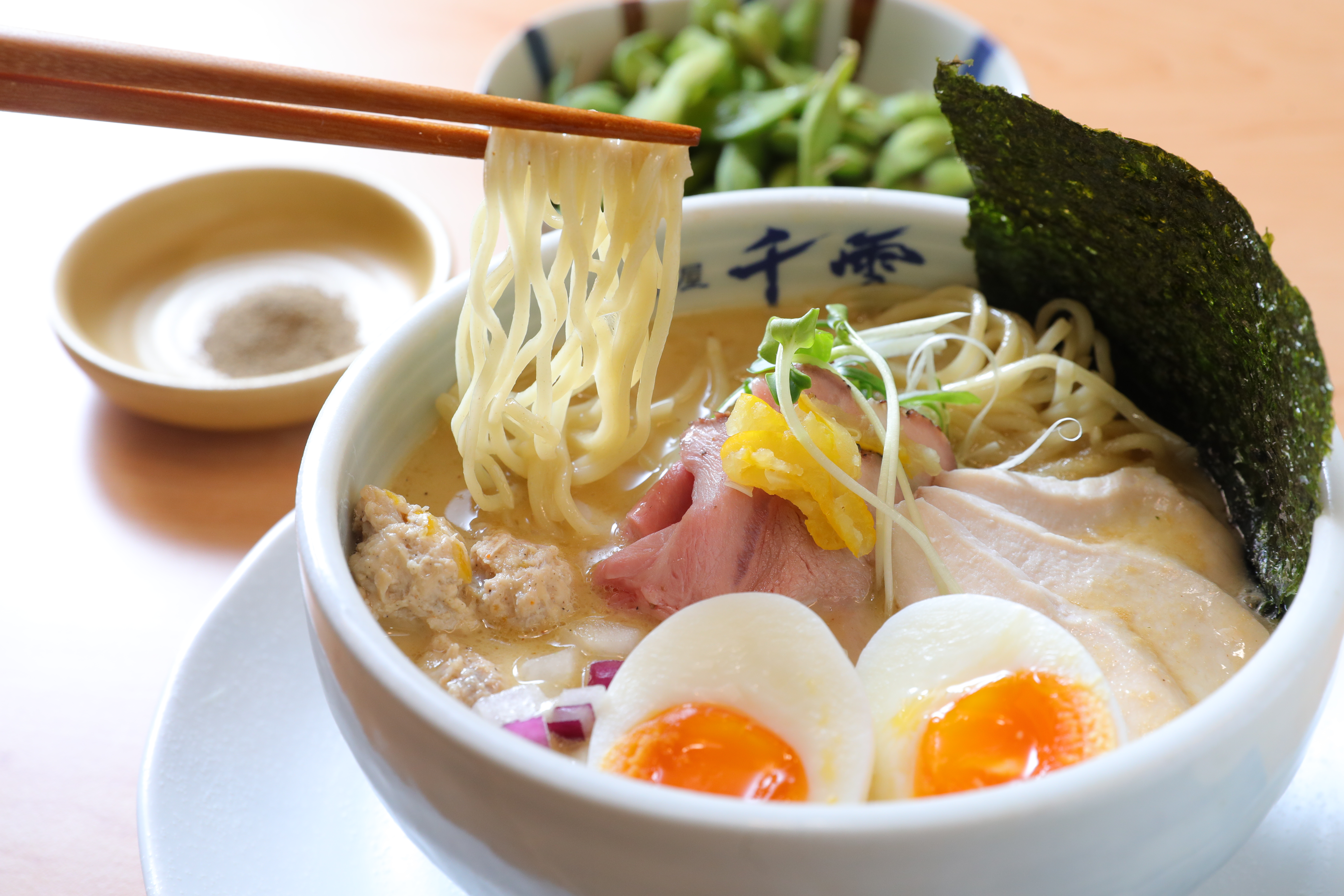 「麵屋千雲」主打日本濃郁風味的雞白湯拉麵。