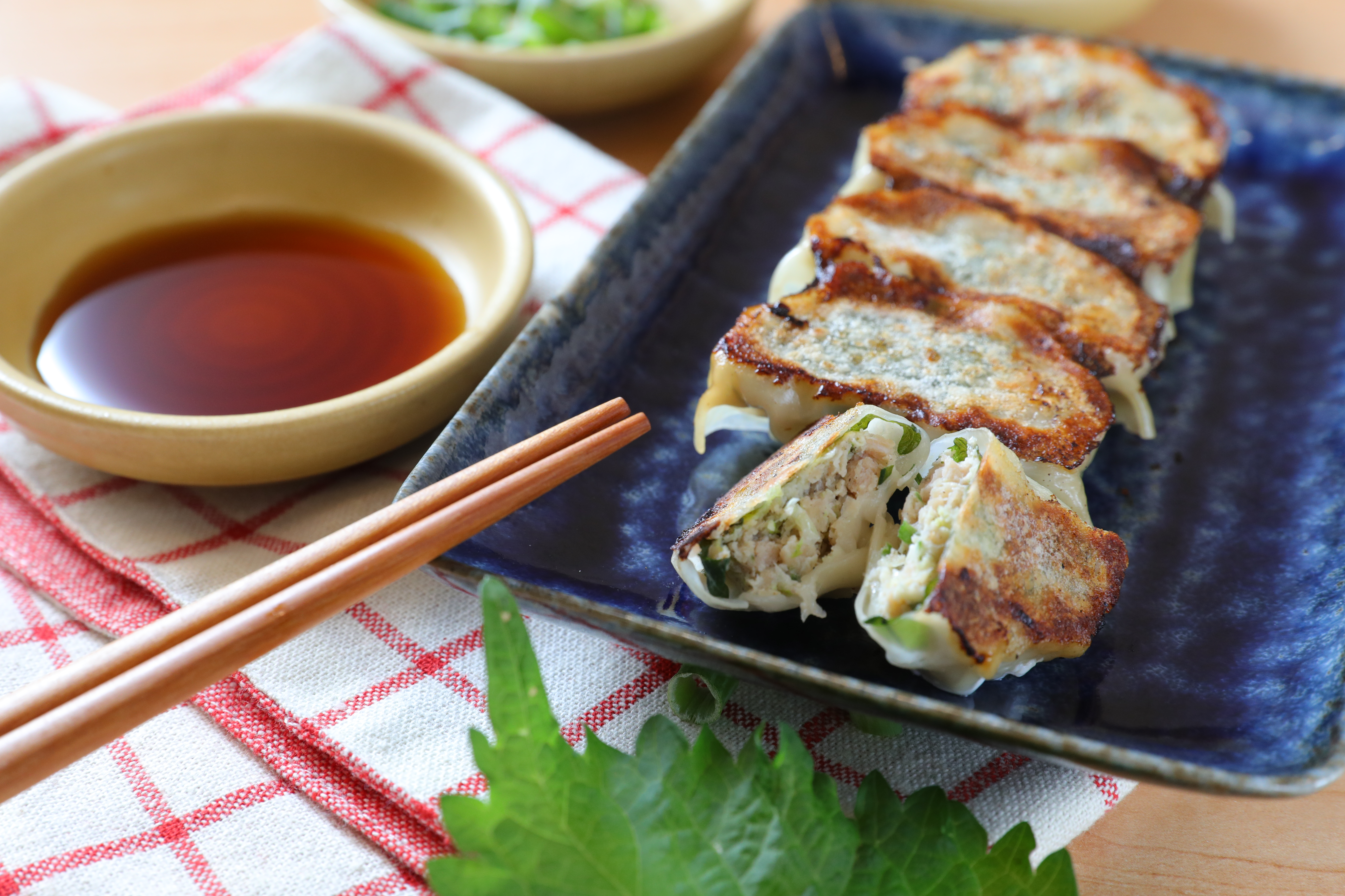 「雞肉紫蘇煎餃」吃得到濃郁的紫蘇葉香氣，讓餃子更爽口。（150元／份）