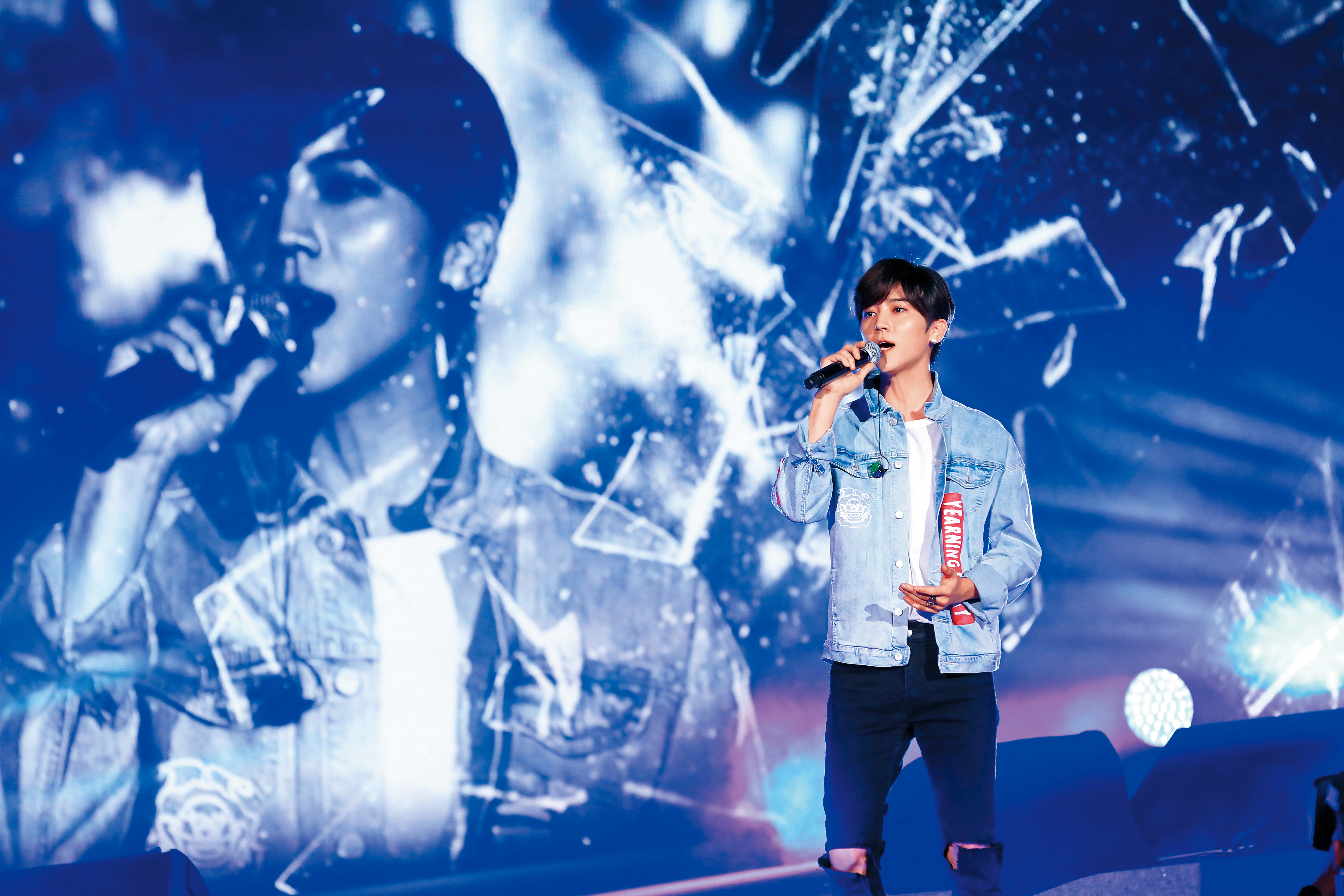 深白色認為，畢書盡是被外表掩蓋才華的歌手，其實畢書盡很會唱，也很有禮貌。