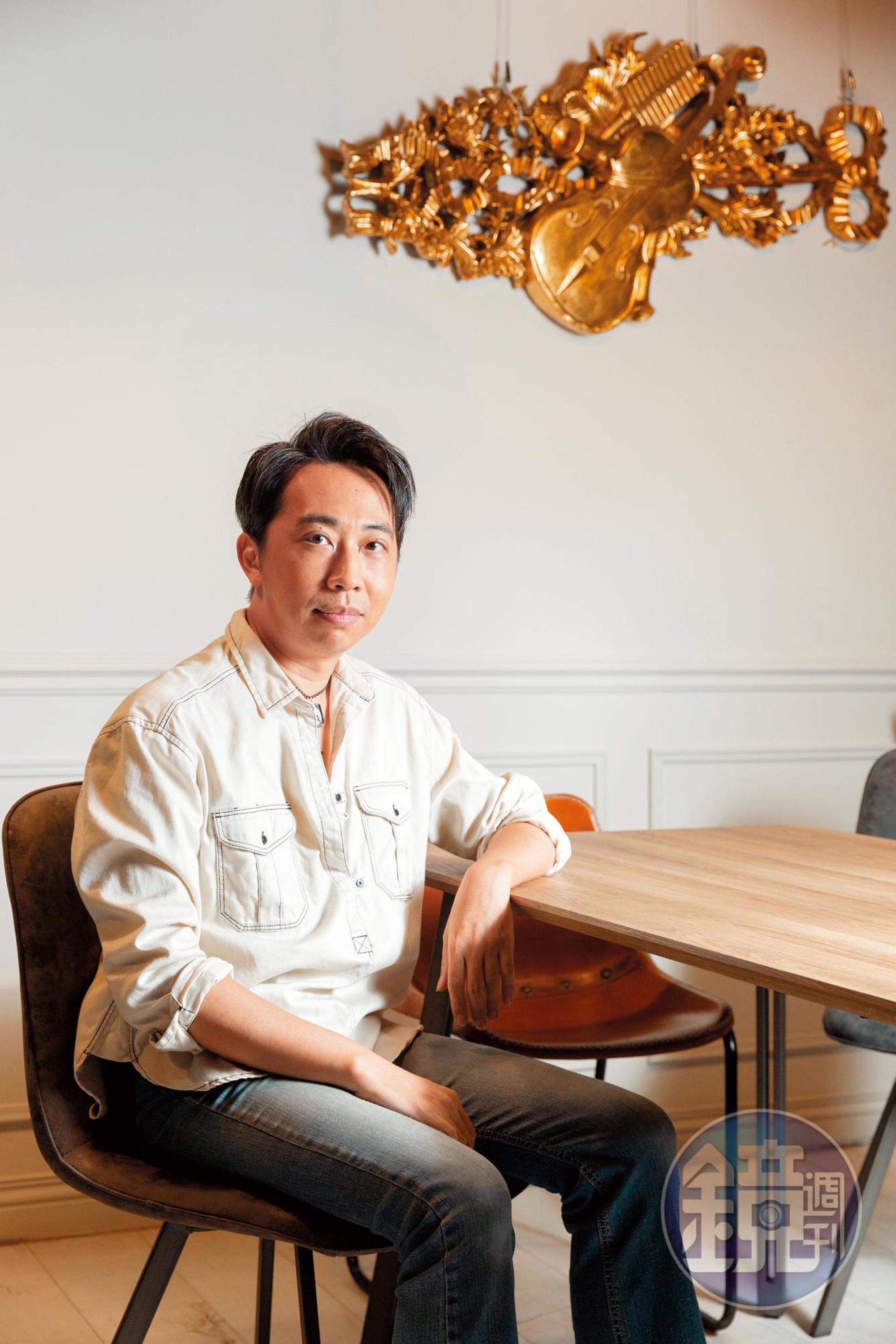 知名音樂人深白色，曾和許多天王天后合作，他認為要成為巨星，要先做好自己。