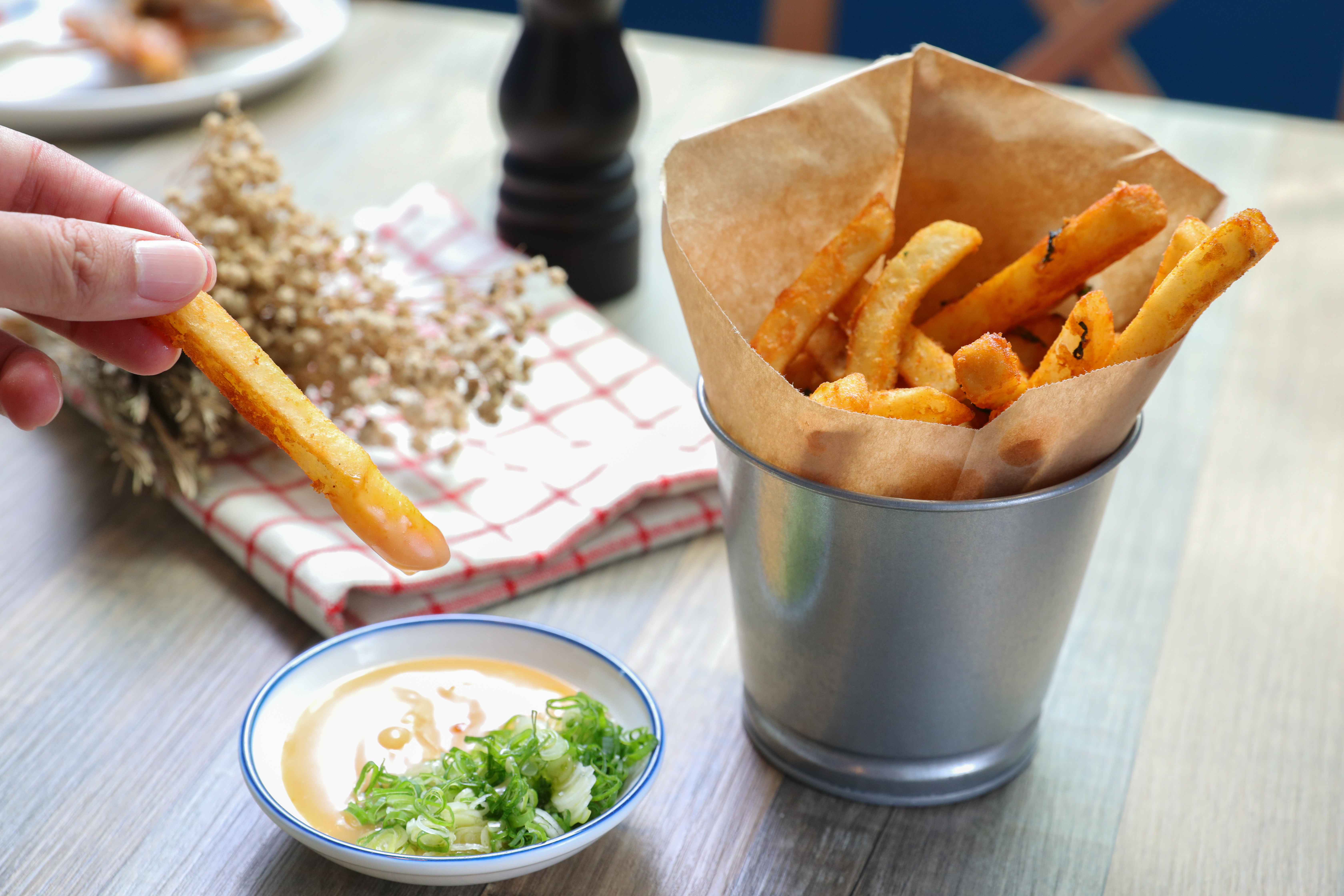 「頁小館」靠著創意料理「蒜味薯條沾香蔥雞汁美乃滋」和「桶仔桂丁雞燉飯」，連續兩年入選台北米其林指南。