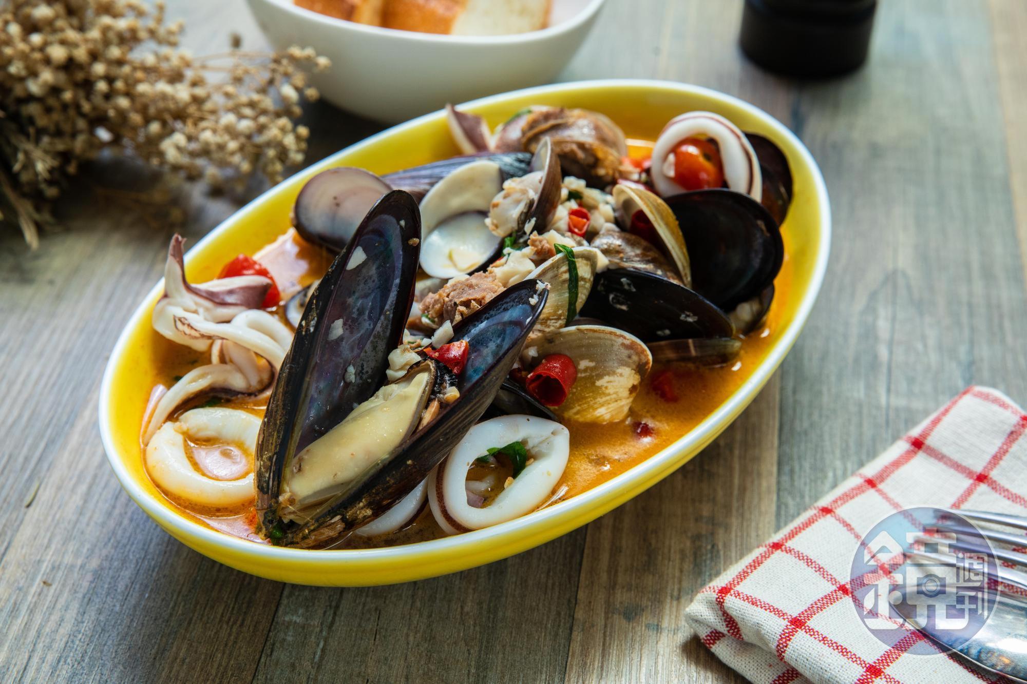 「自製香料肉腸炒馬祖淡菜」有當令肥美的淡菜和蛤蜊，肉腸的鹹香襯托海鮮甜味。（480元／份）