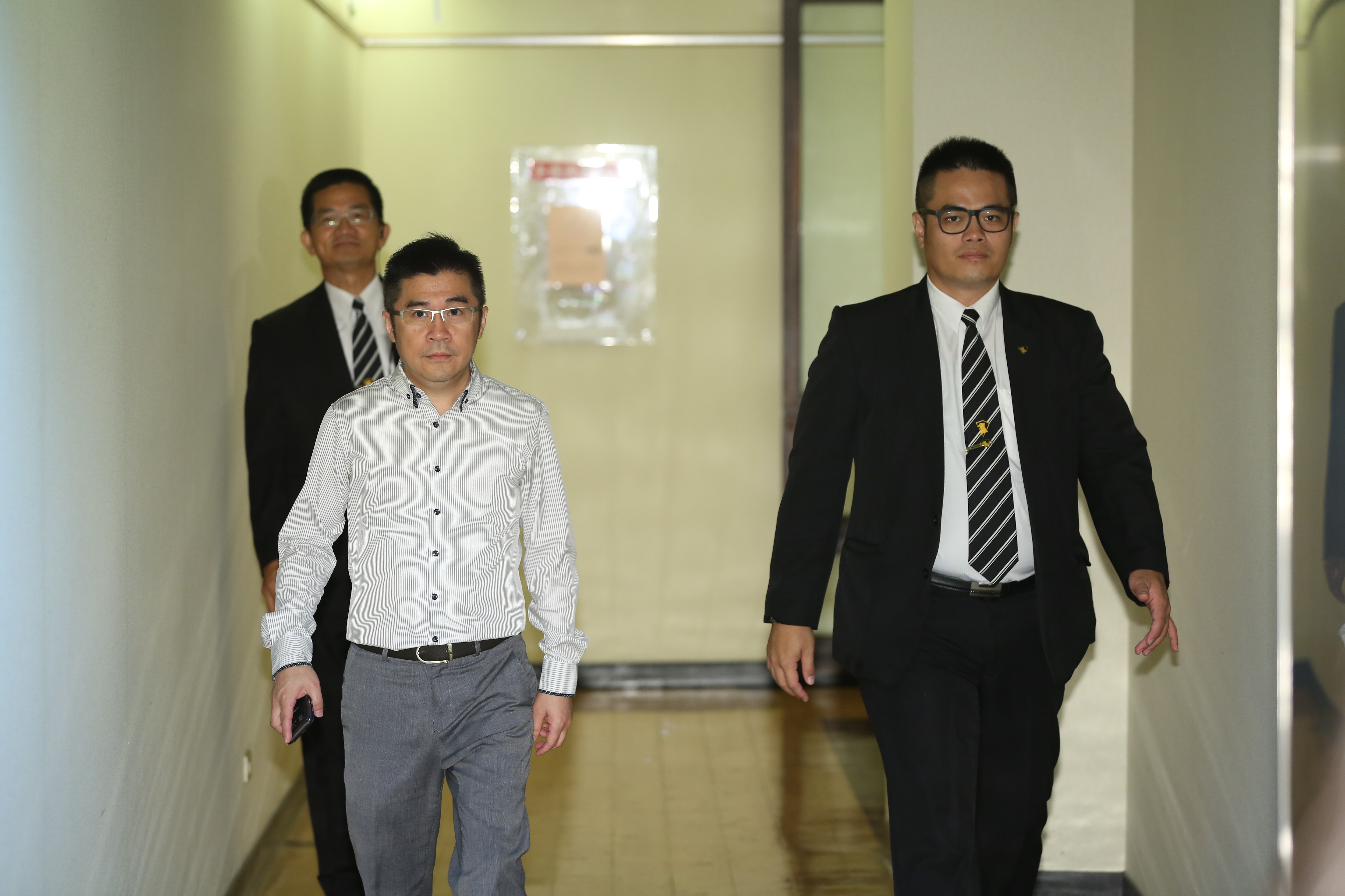 盧俊賢（左前）為挽救經營危機，積極尋找外援。