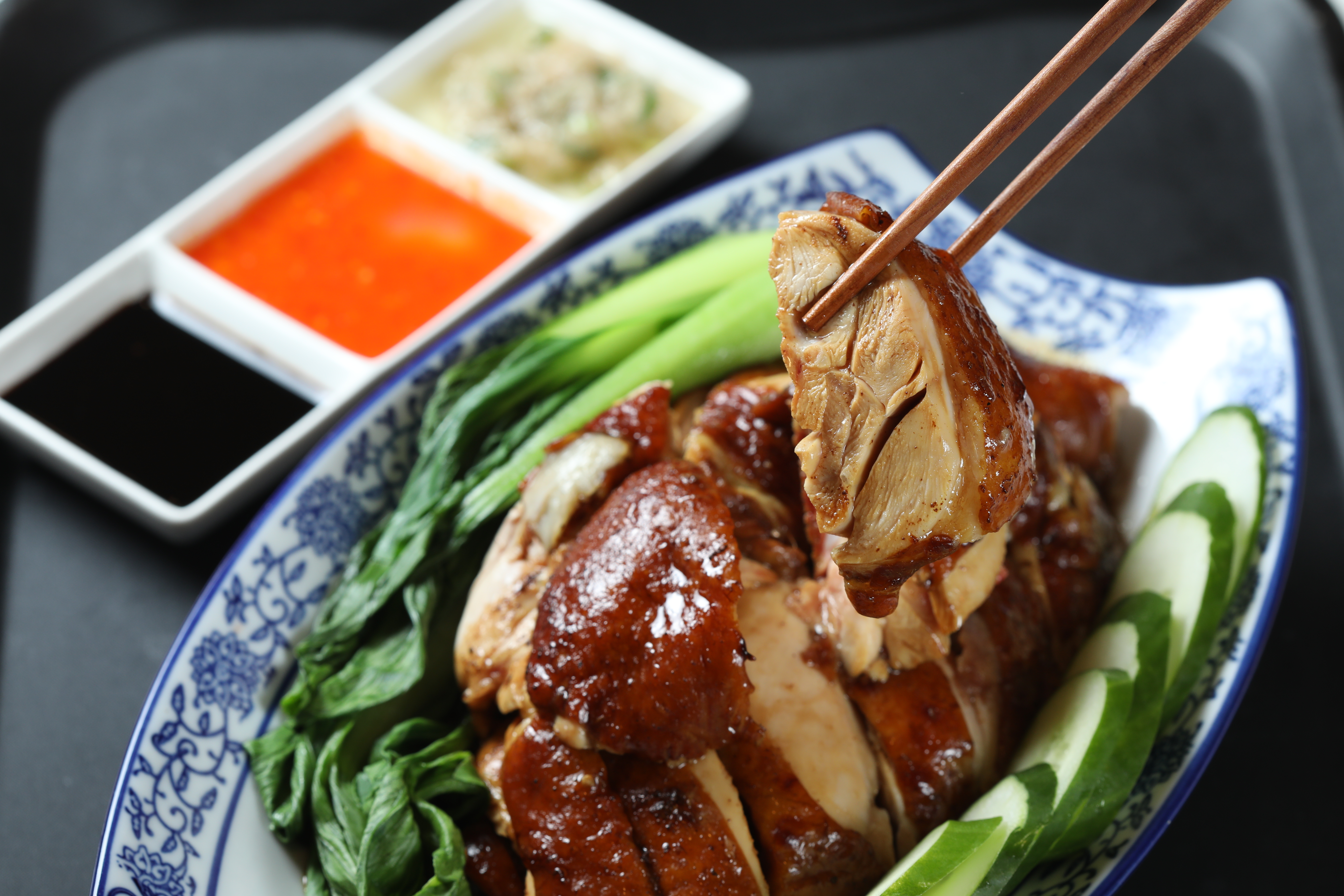 在新加坡有60年歷史的「海記醬油雞」，於今年6月進駐台北忠孝SOGO百貨美食街。