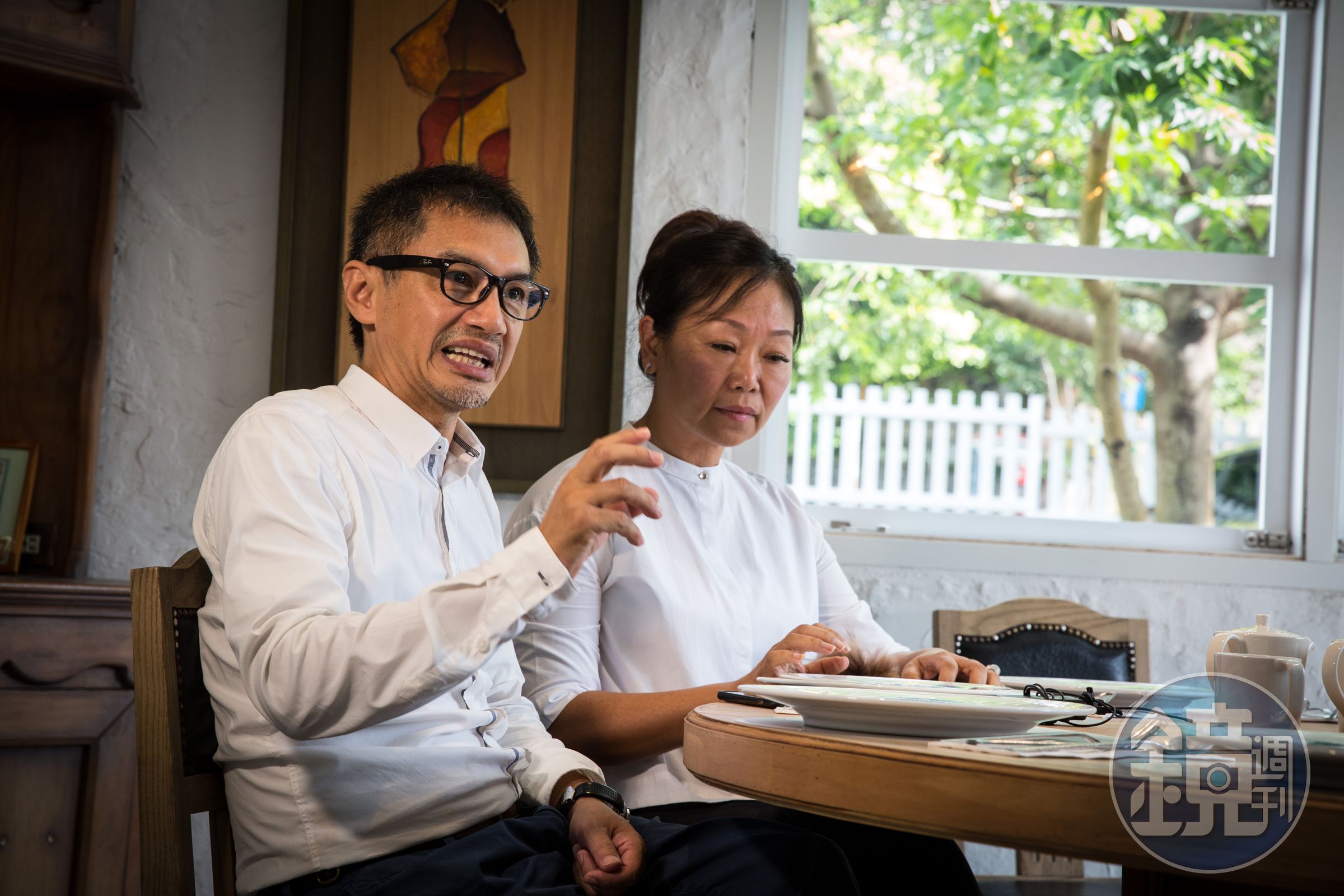 知名的天母洋蔥牛排餐廳，後來面臨兄弟分家，由老二盧俊雄（左1）取得洋蔥商標權。