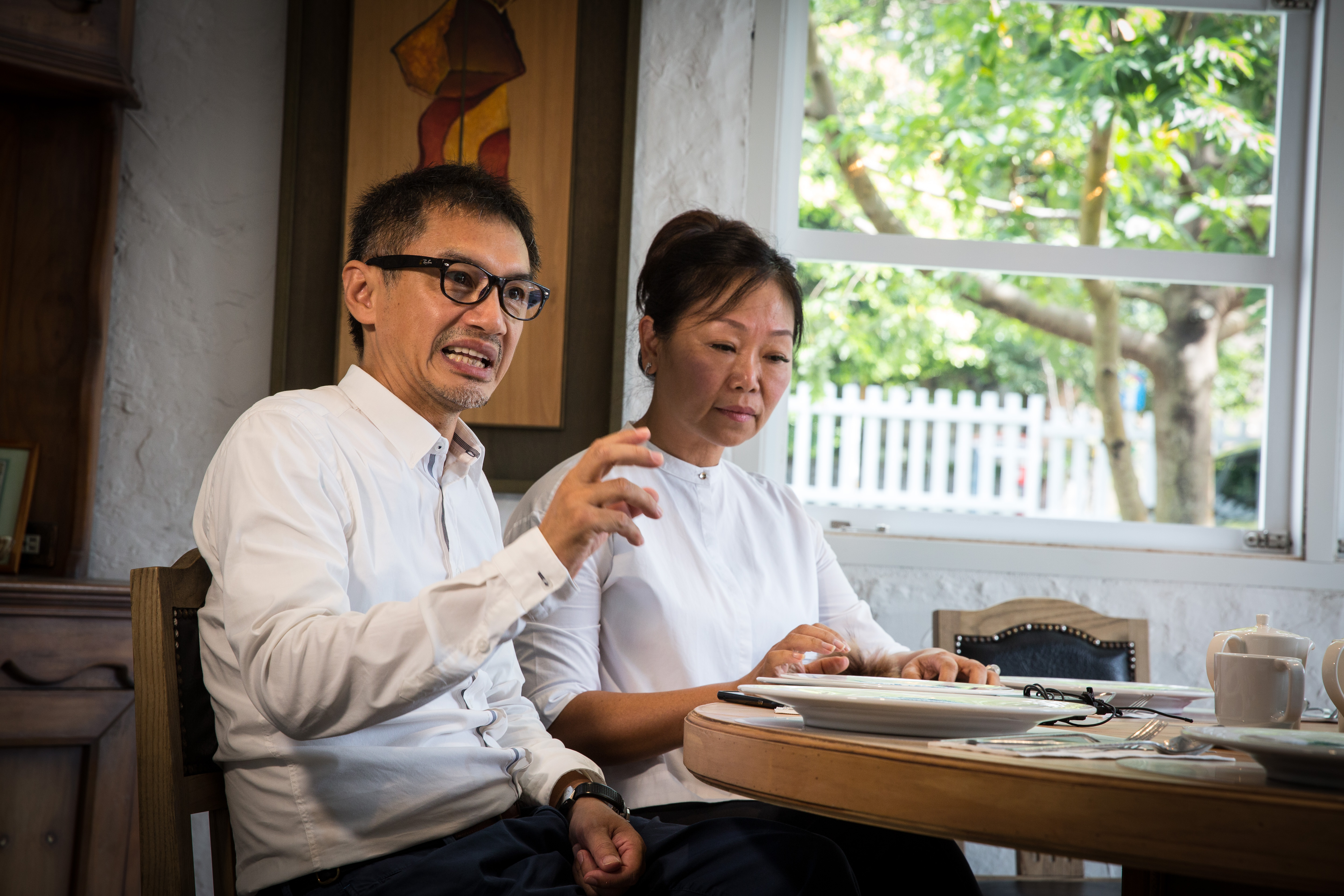 知名的天母洋蔥牛排餐廳，後來面臨兄弟分家，由老二盧俊雄（左1）取得洋蔥商標權。