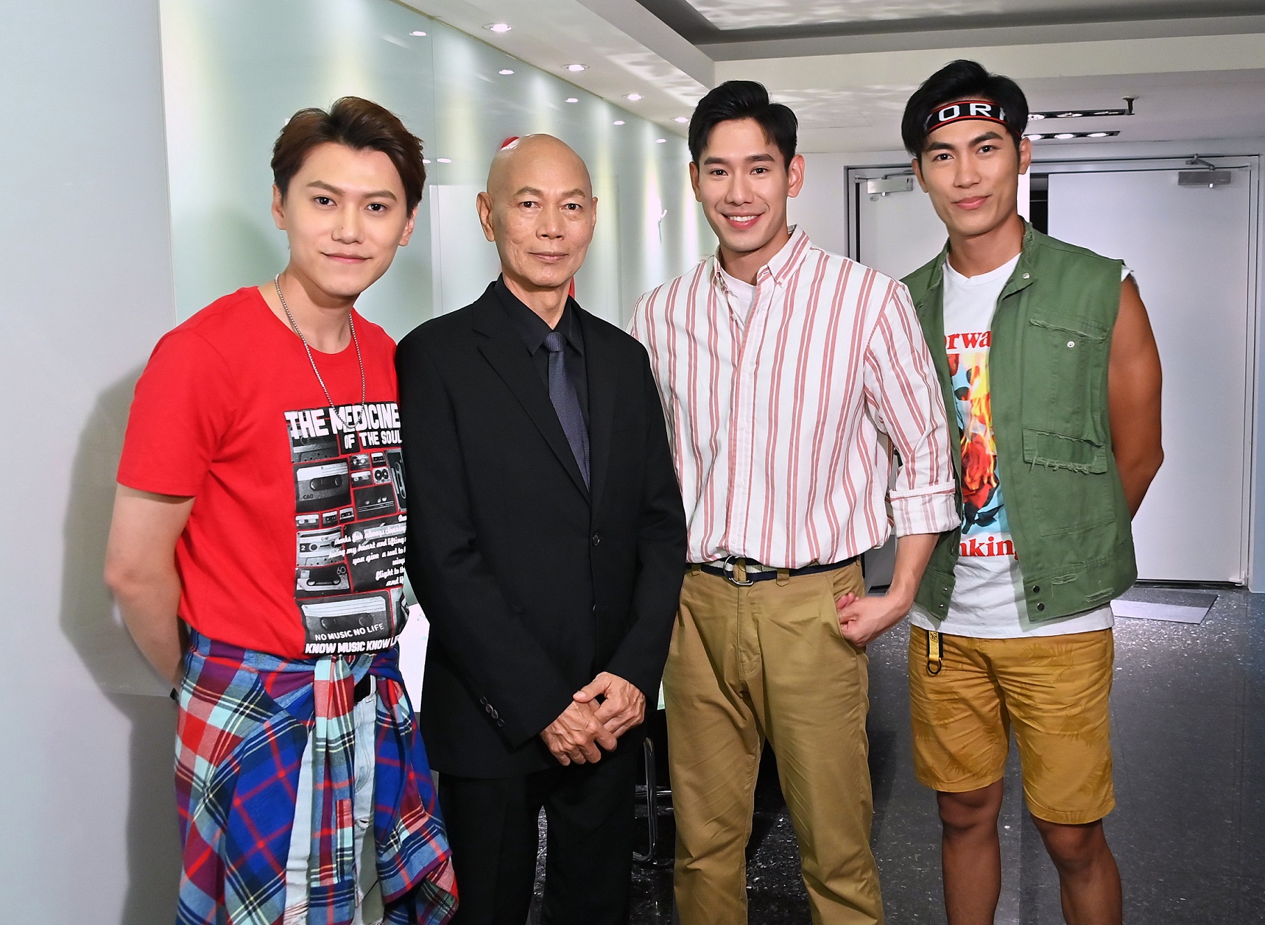 羅家英客串台劇，讓現場演員都興奮不已，左起為邱宇辰、羅家英、楊騰、邱九儒。（八大提供）