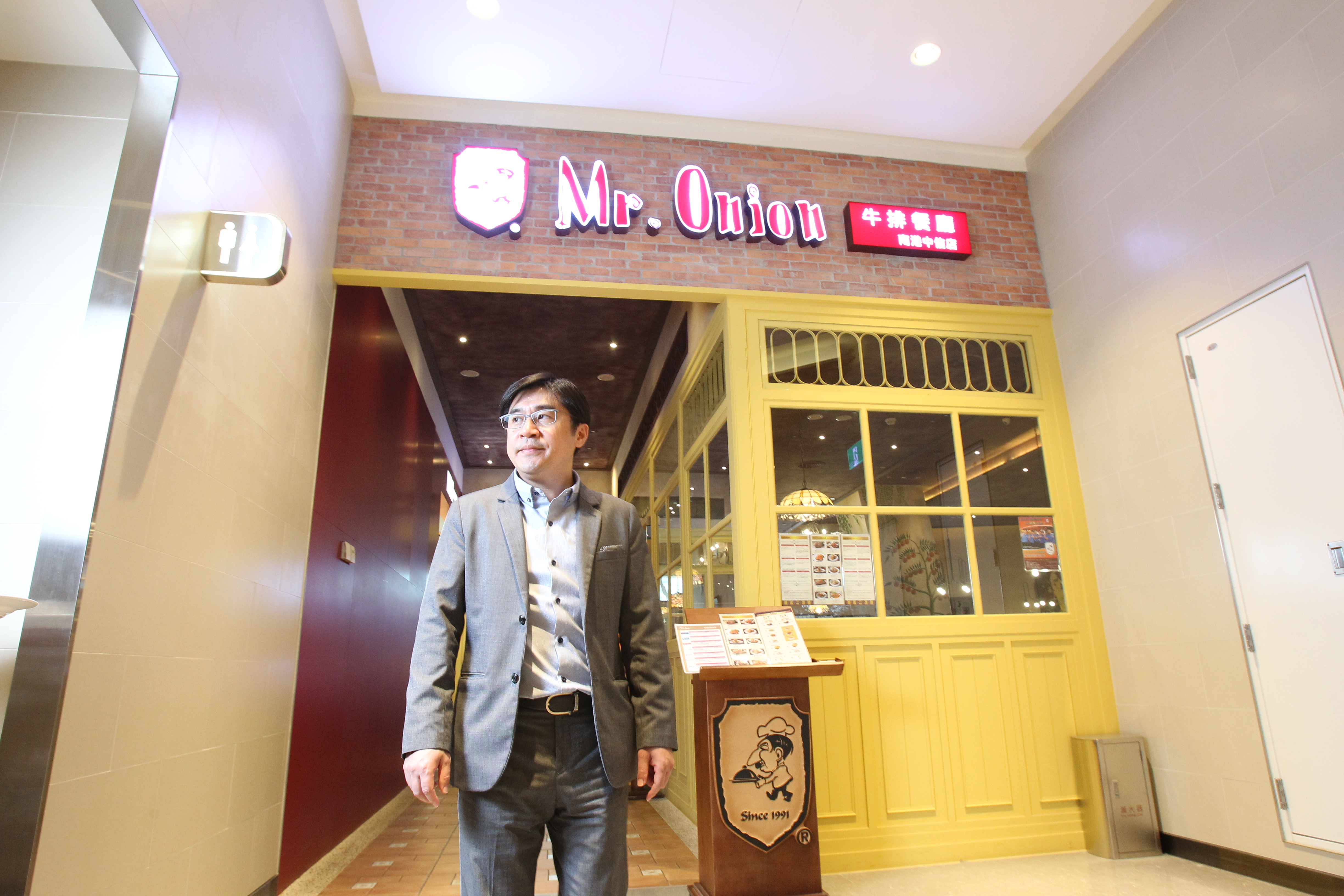 盧俊賢認為餐廳應該走向連鎖化，因此2003年與兄弟分家後自創Mr. Onion。