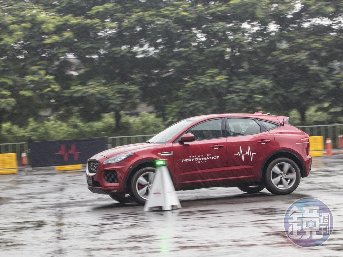 挑戰Smart Cone智慧三角錐關卡的車款為甫發表不久的E-Pace P250，擁有249匹馬力與37.2kgm扭力，以及Efficient Driveline 智慧型 AWD四驅系統。
