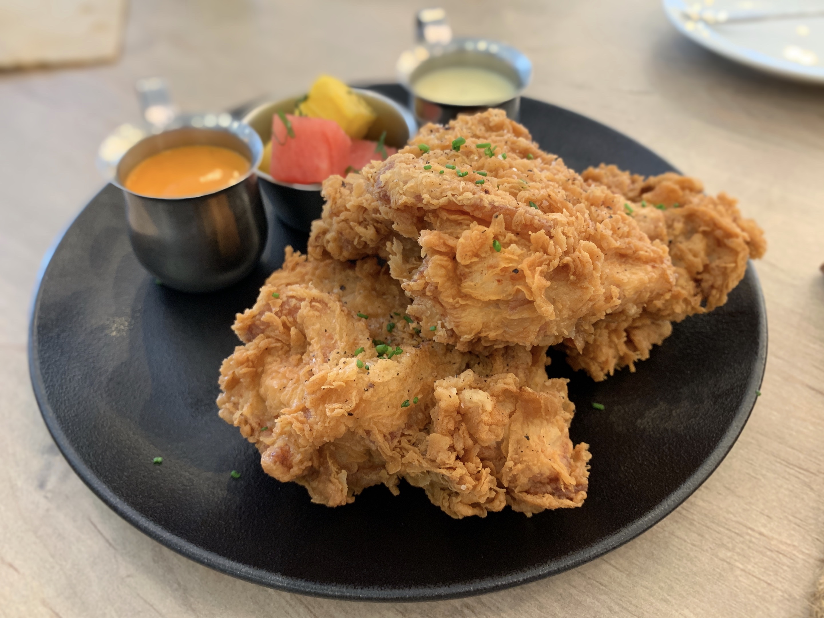 「Buttermilk摩登美式餐廳」的「阿嬤炸雞」用酪奶醃漬過，口感軟嫩會噴汁。（380元／3塊）