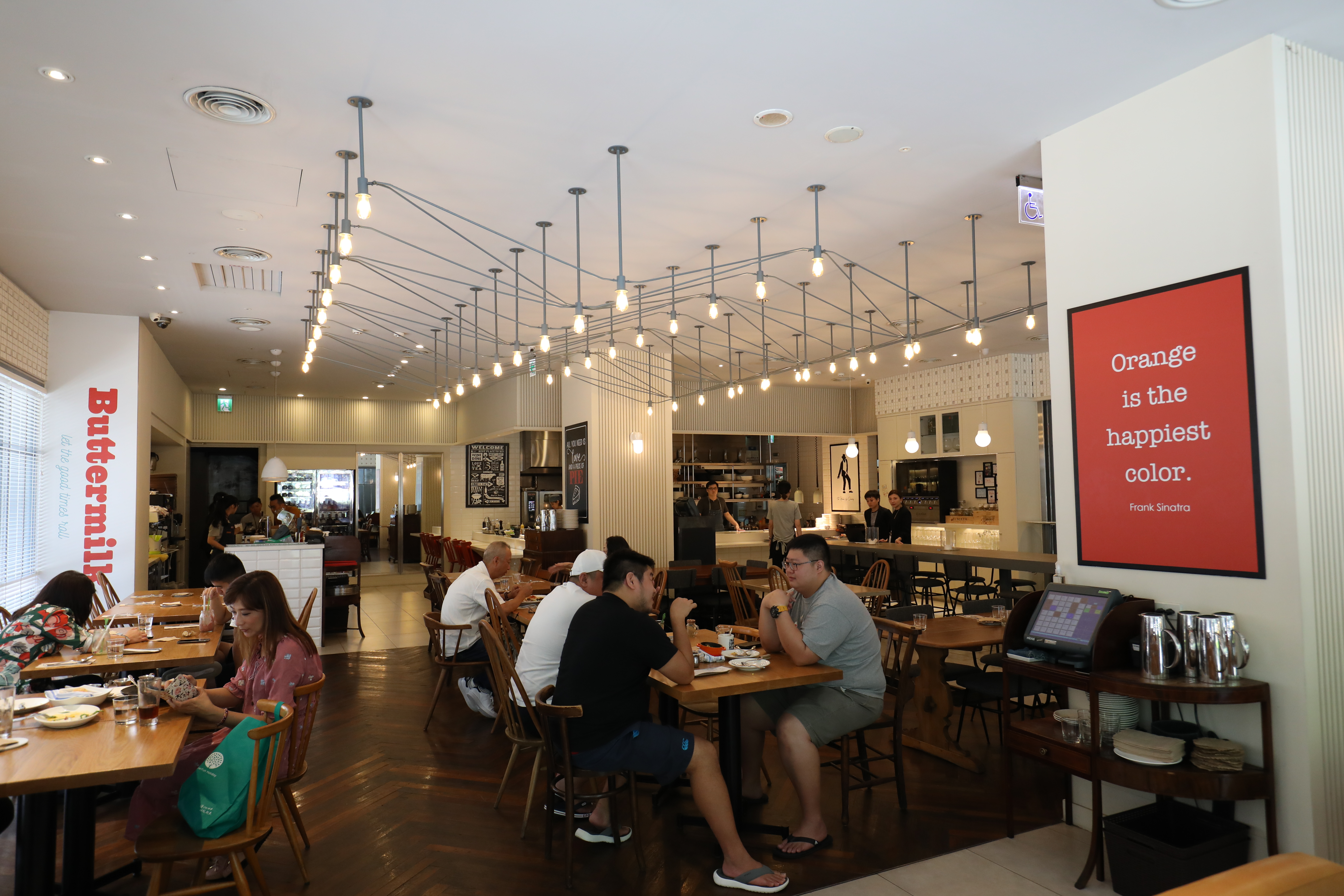 雖然餐廳強調摩登，但用餐氛圍輕鬆愜意、不會讓人覺得拘謹。