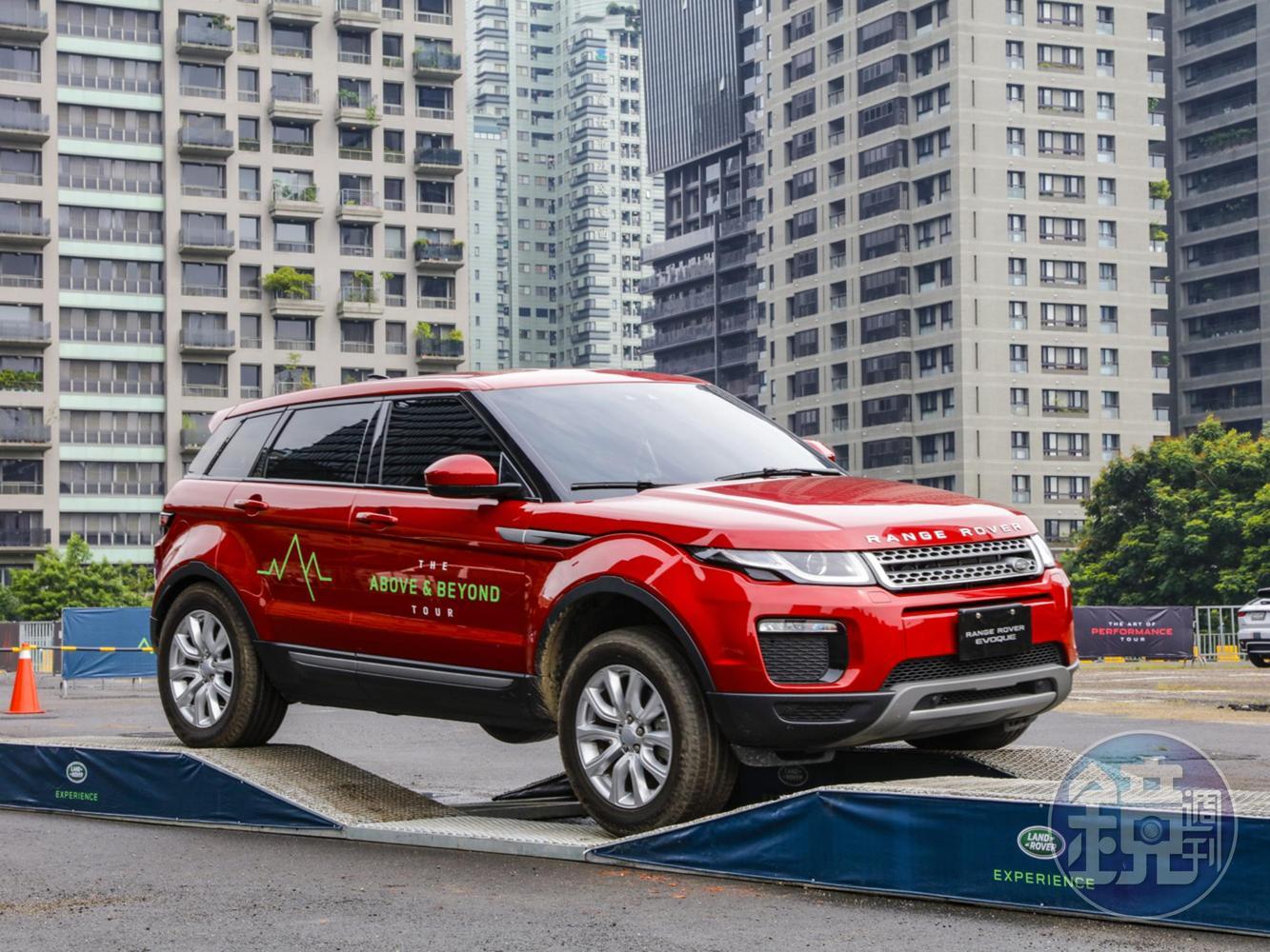 《Bumpy Course and Side Slope高低差及側坡》試駕車款：Discovery、Discovery Sport、Range Rover Evoque