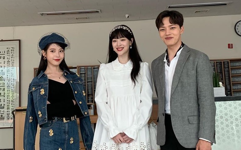 雪莉與IU私下交情很好,客串《德魯納酒店》客人孫女角色,被牽紅線與呂珍九相親。(翻攝自雪莉IG)