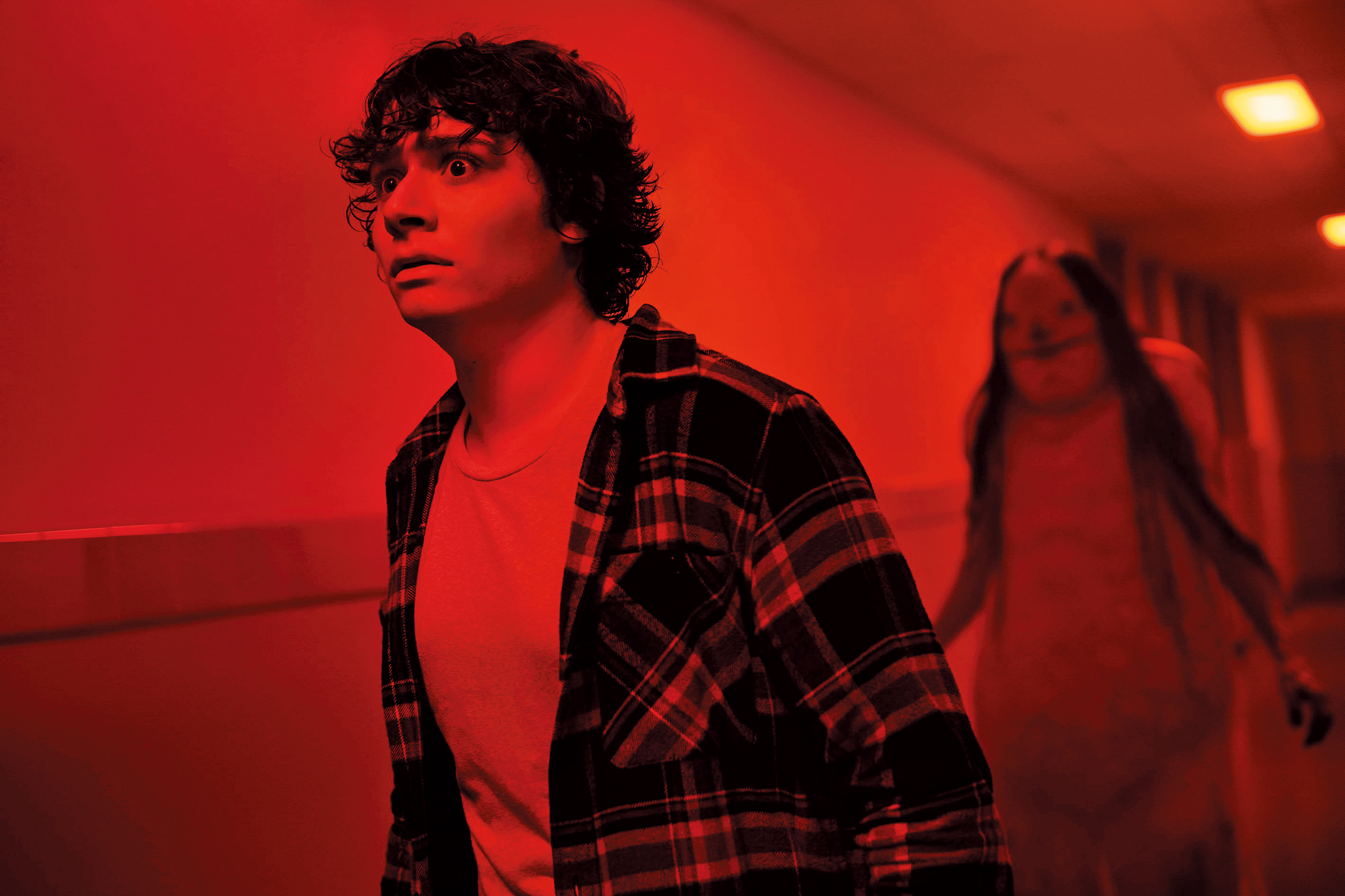 每個故事雖是獨立篇章，但用高明方式串聯，蒼白扁臉人、追討斷肢的邪靈等鬼怪提供了高明的嚇人體驗。（甲上提供）