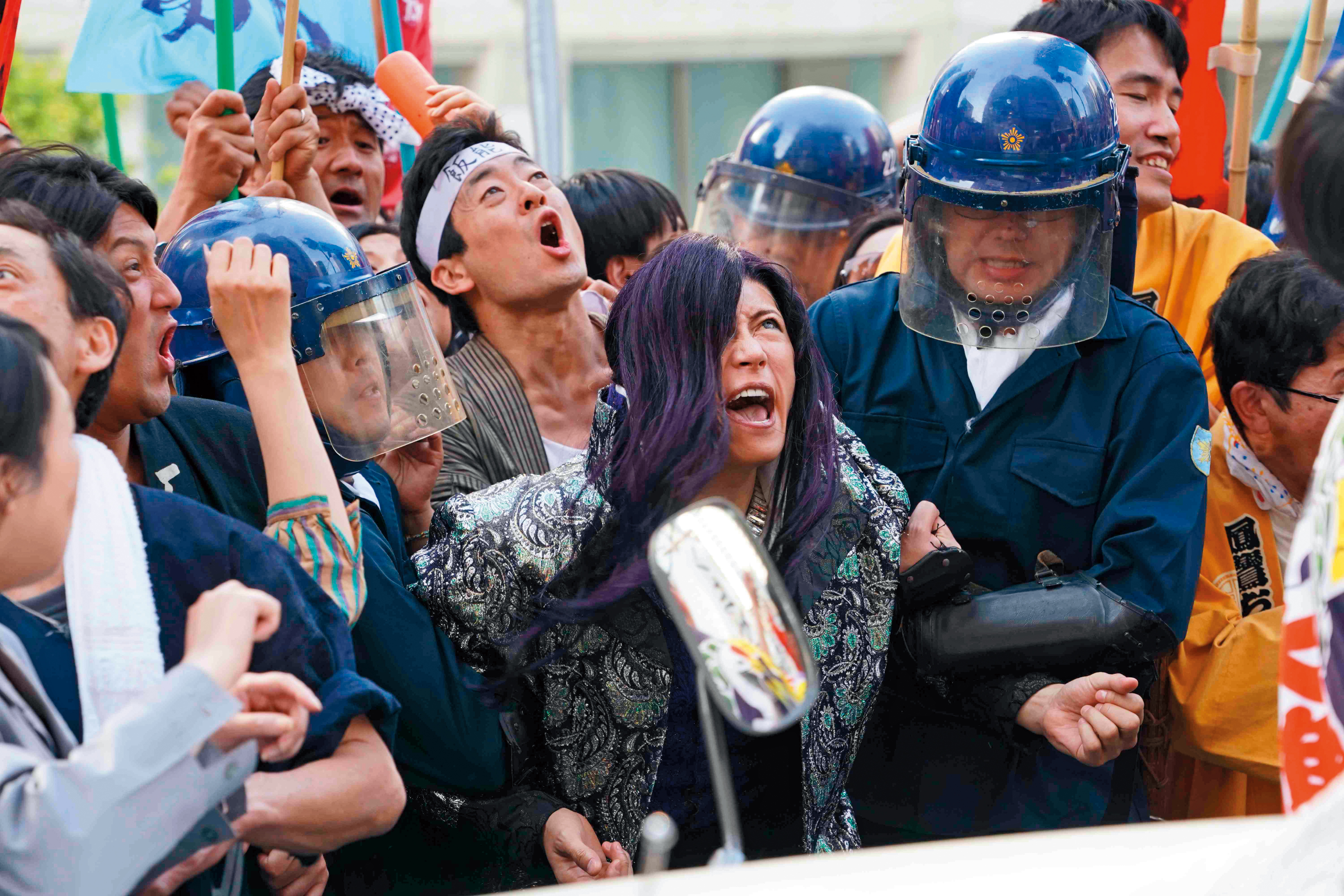 演員造型華麗誇張如「寶塚」，劇情自婊、搞笑，探討的卻是地域歧視、文化對立、身分認同等嚴肅課題。（傳影互動提供）