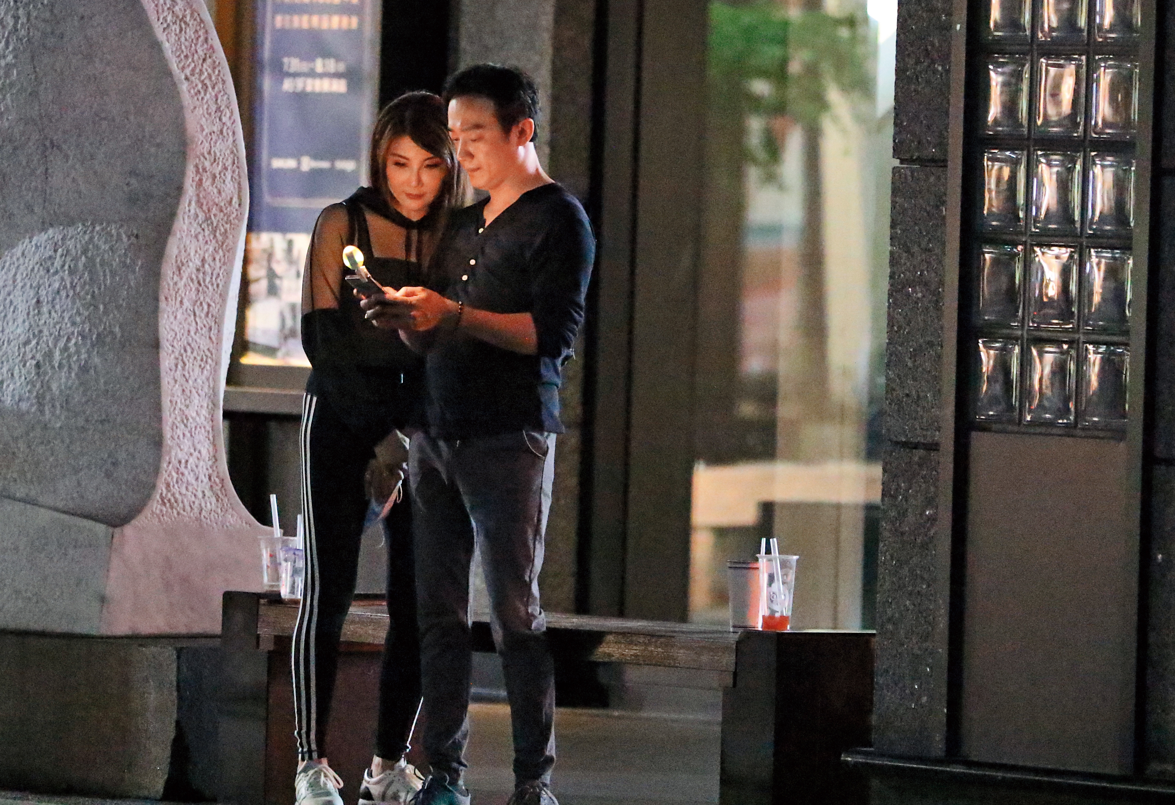 8/4 01:43 拍照完，楊麗菁趕緊臉貼男友並確認照片。