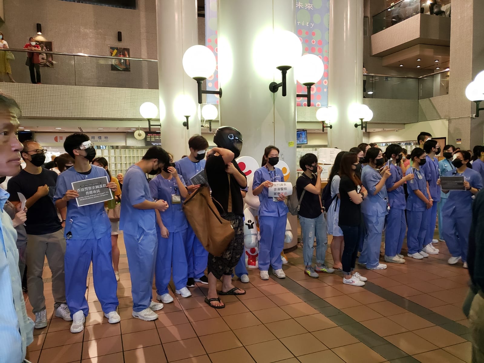 前線醫護人員抗議港警無差別攻擊市民。（翻攝香港突發事故報料區臉書）