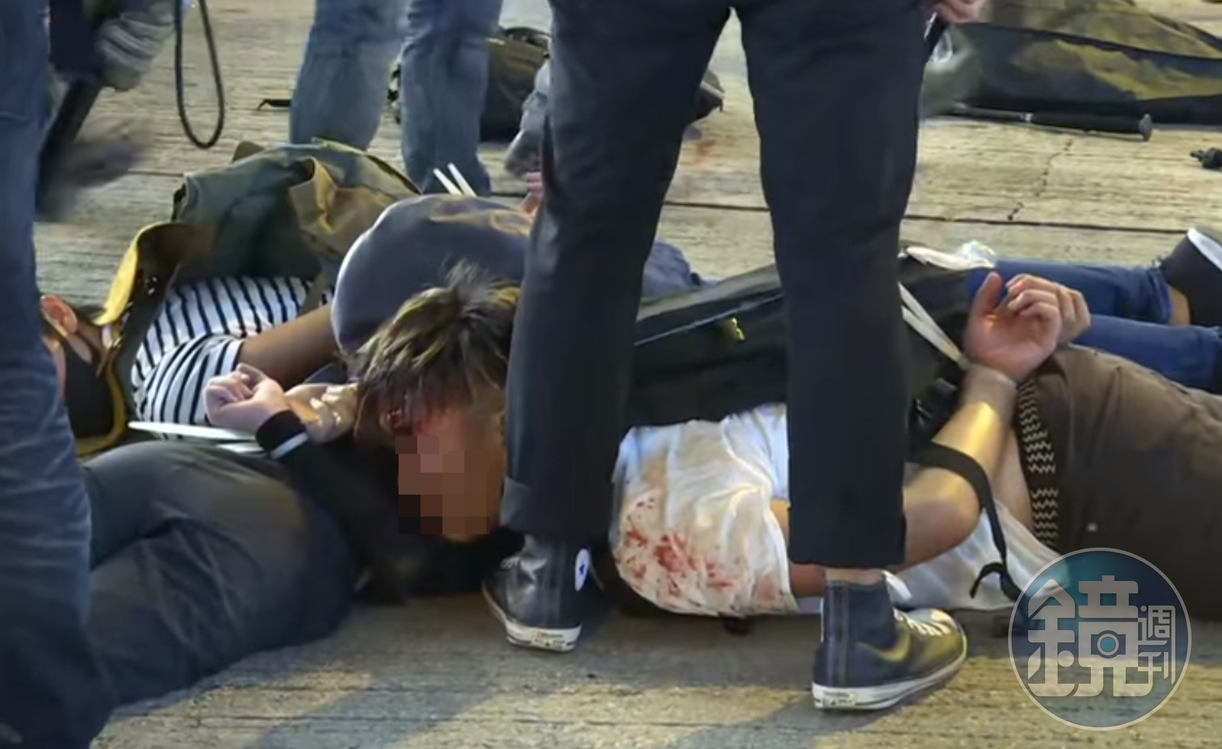 示威者遭港警和黑衣人爆力壓制，導致不少人因此受傷。（翻攝臉書）