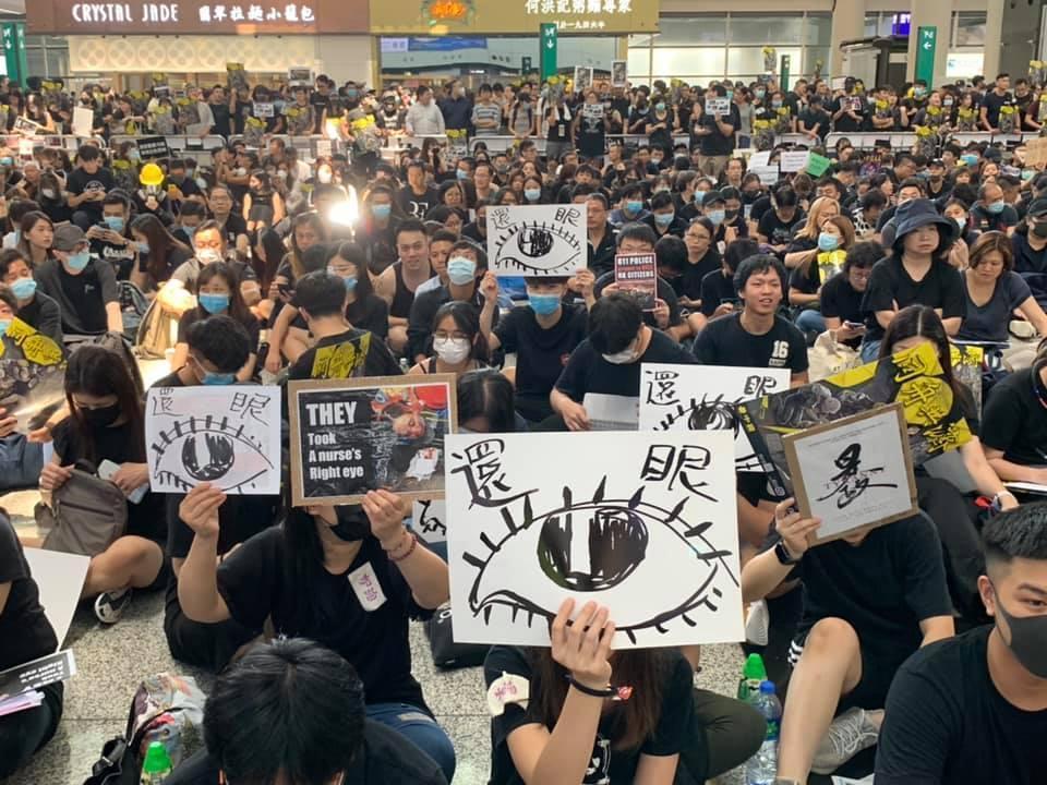香港國際機場下午已湧入靜坐群眾。（翻攝自香港大學學生會學苑即時新聞臉書）