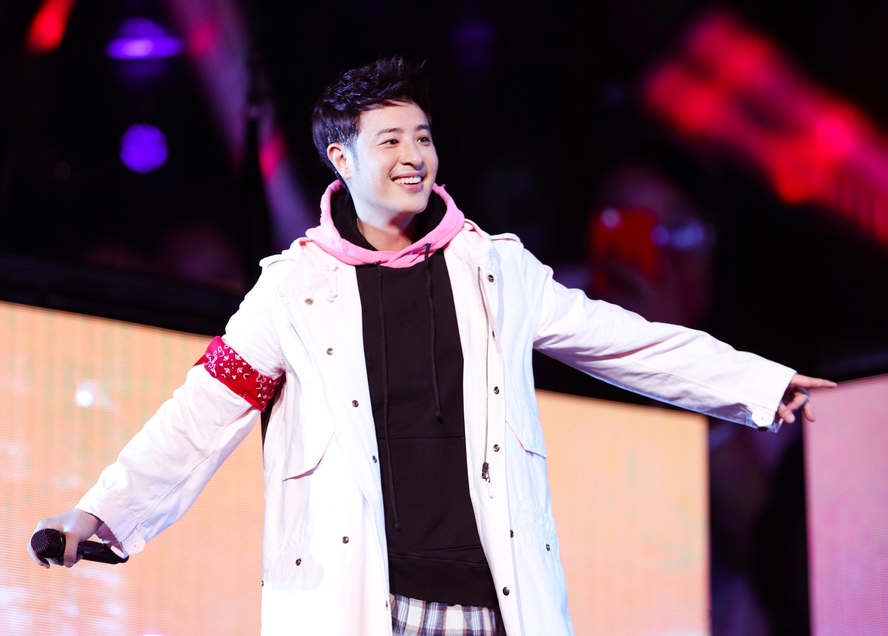 一開場，潘瑋柏即演唱〈Coming Home〉震撼全場，並一連演唱舞曲，將氣氛炒熱到最高點。（華納音樂提供）